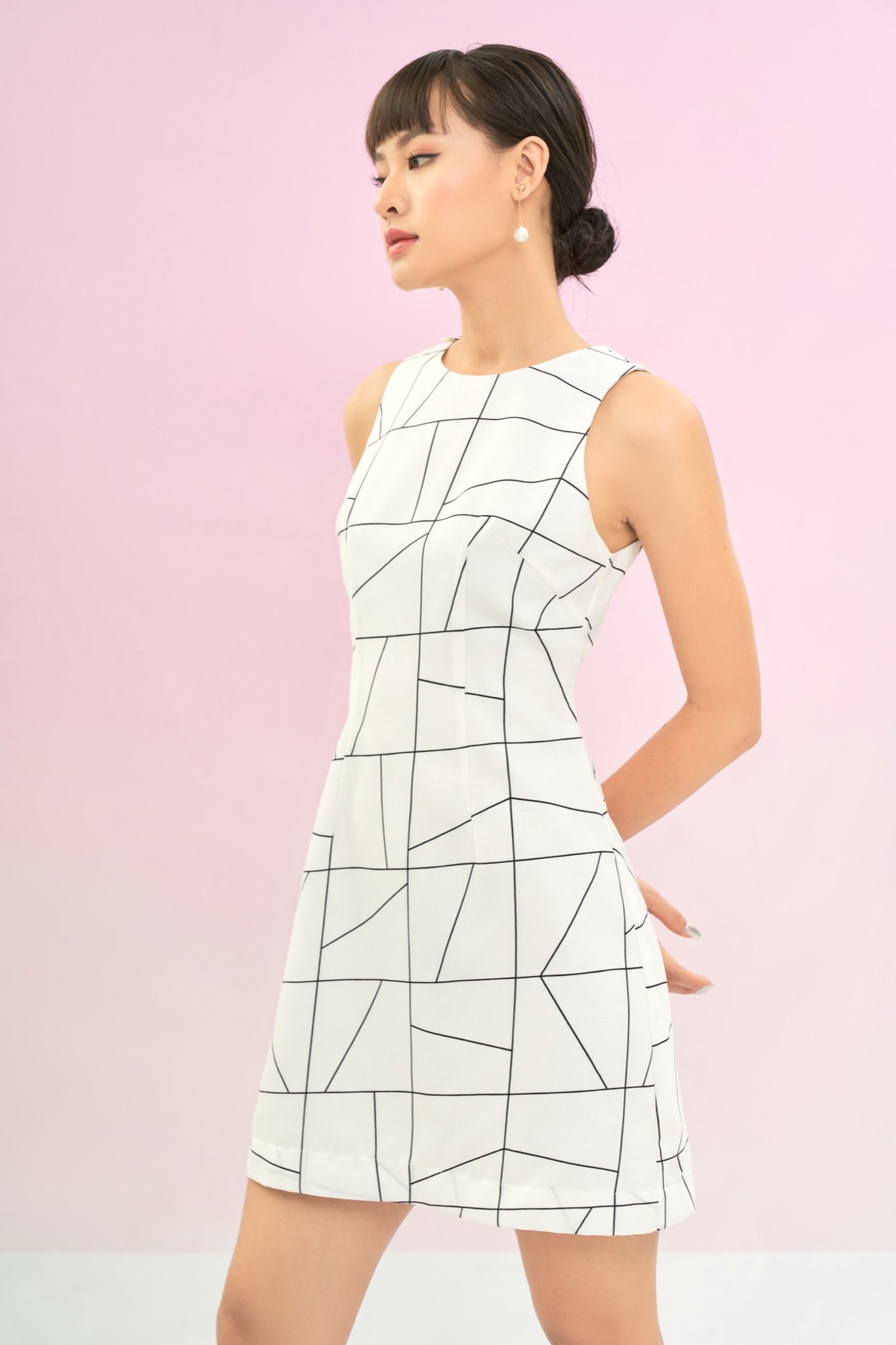 Đầm mini sát nách cutout lưng in hoạ tiết
