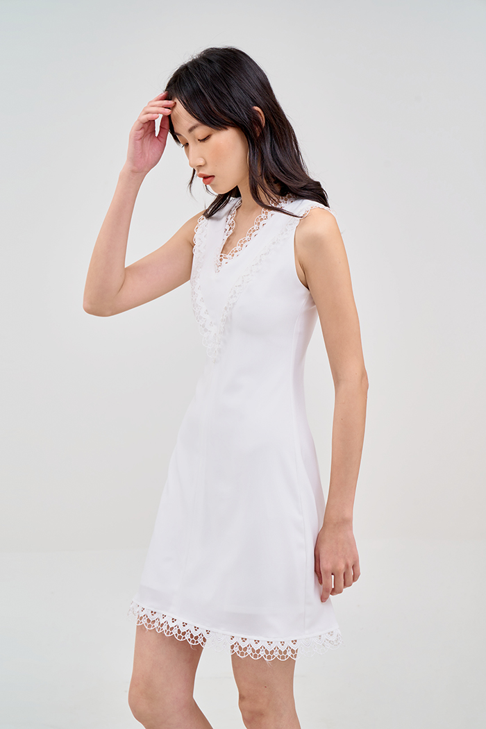 Đầm sát nách cổ tim phối ren ngực và lai