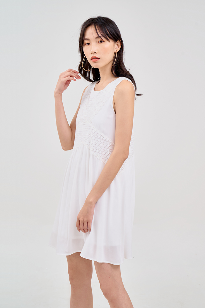 Đầm form suông phối ren chéo sát nách
