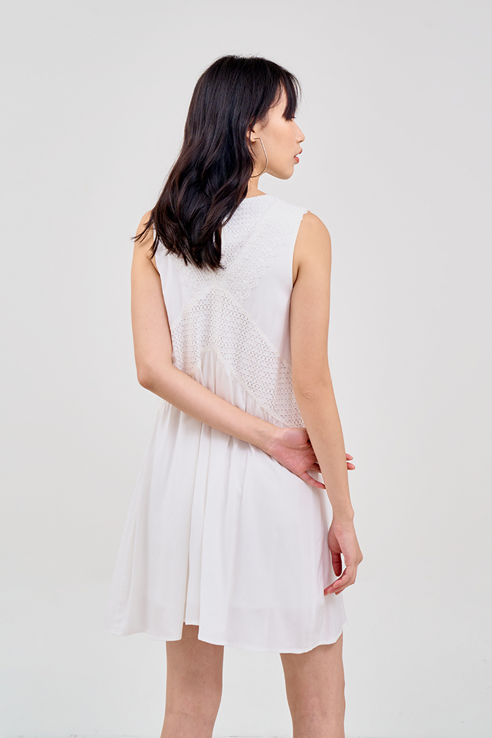 Đầm form suông phối ren chéo sát nách