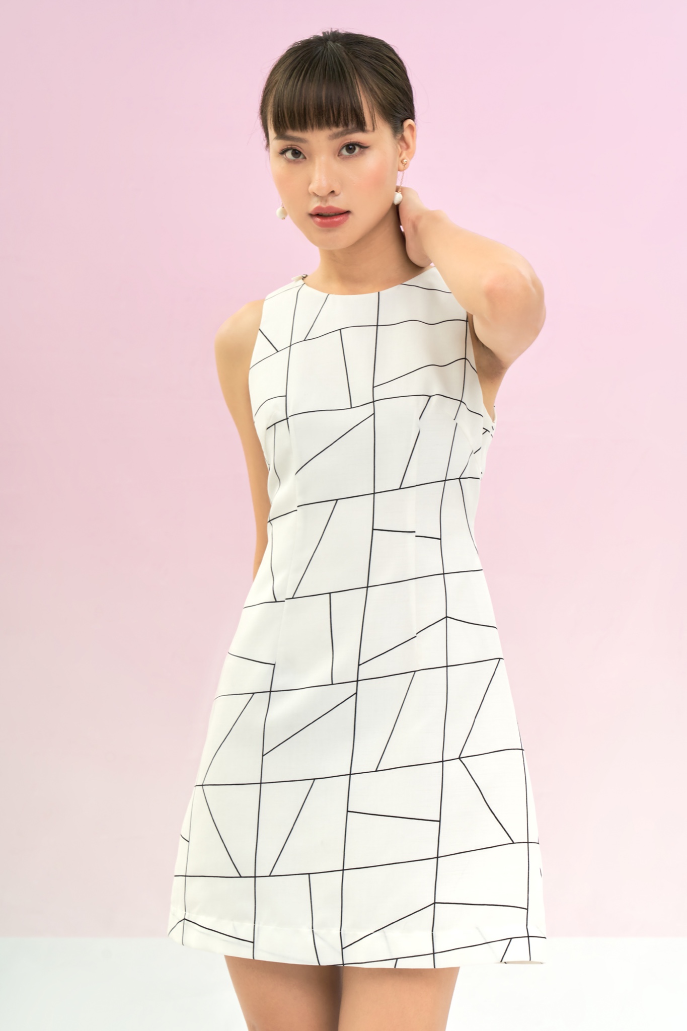 Đầm mini sát nách cutout lưng in hoạ tiết