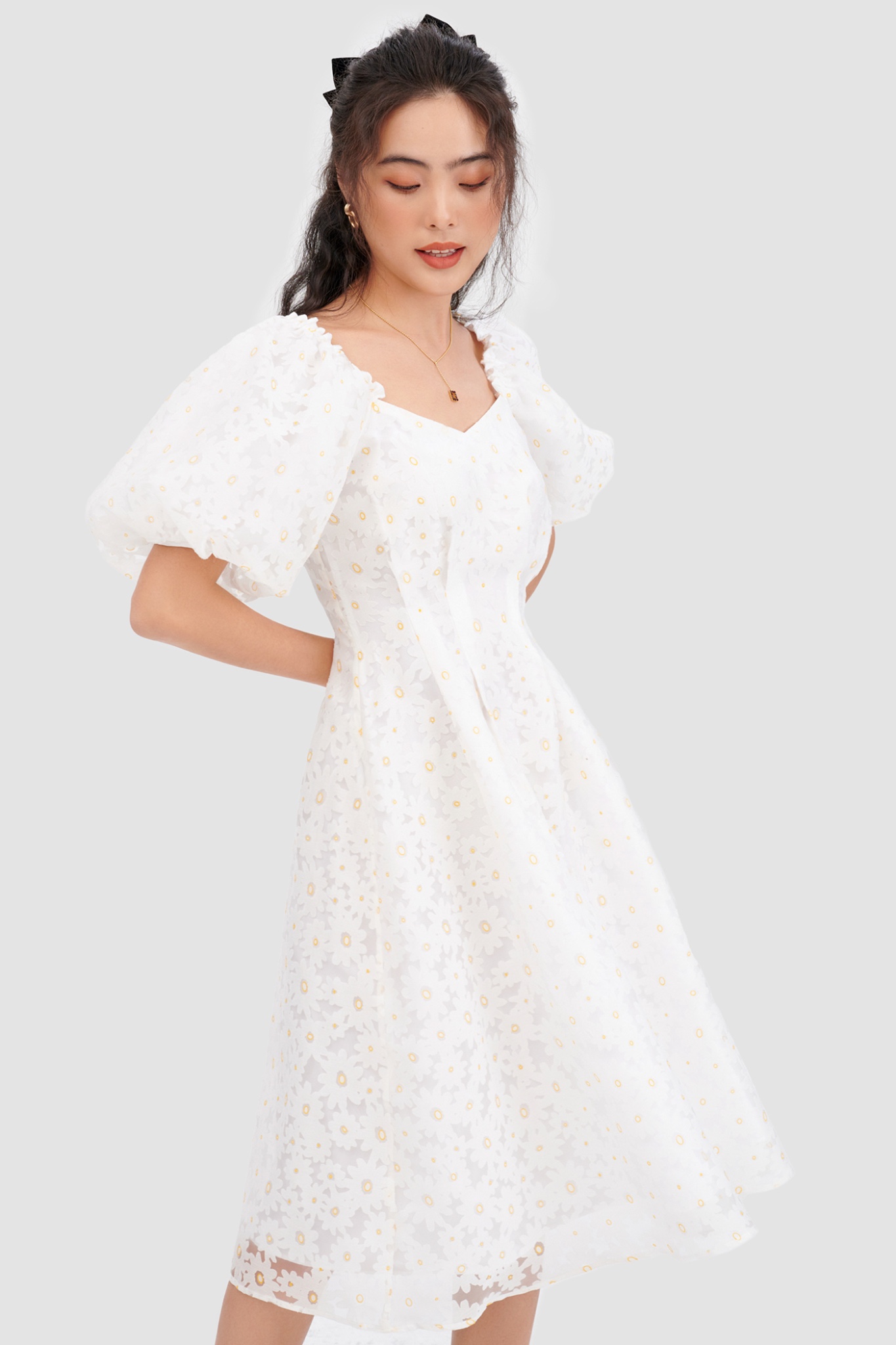 Đầm midi ren hoạ tiết xếp ly