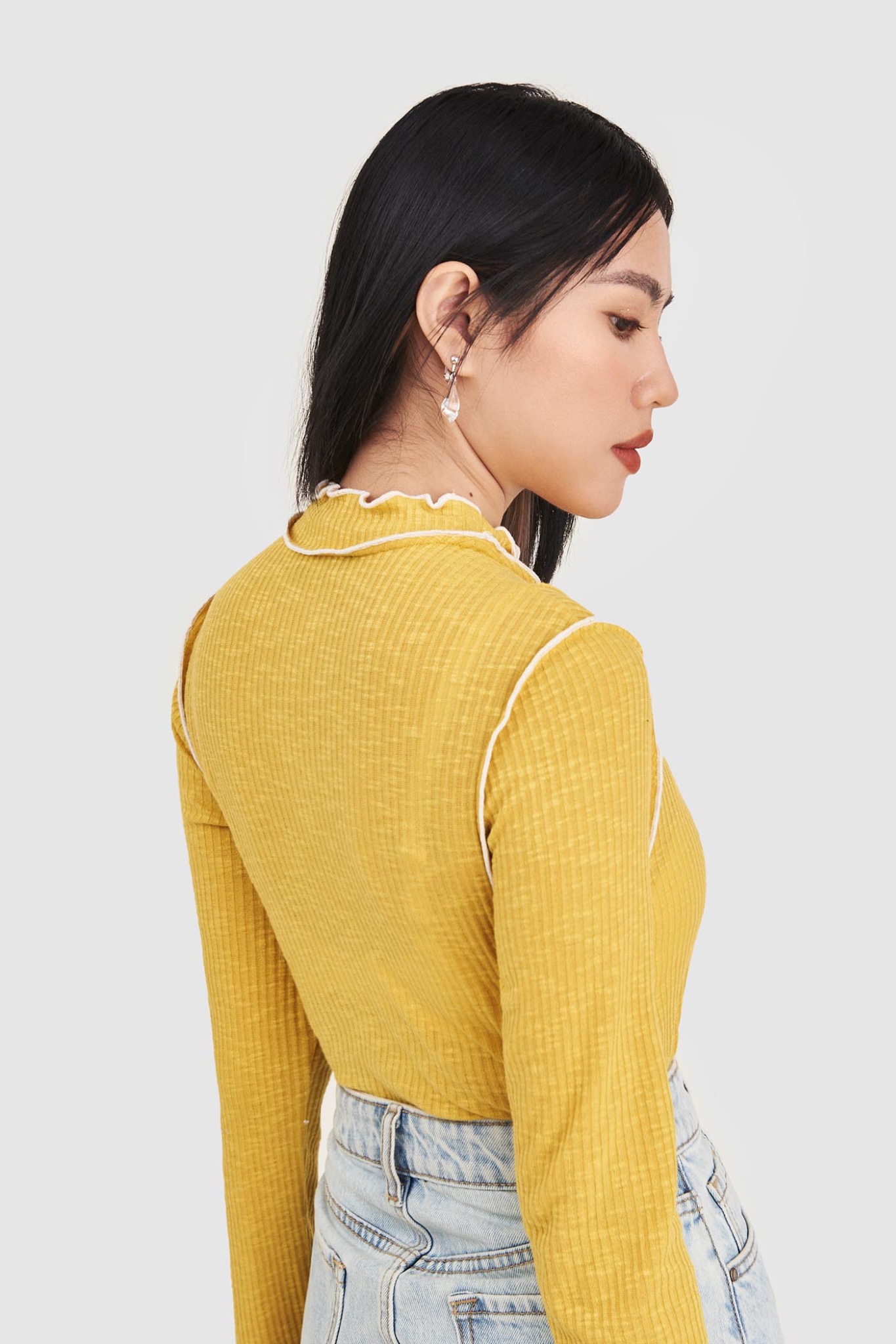 Áo thun tay dài knit viền chỉ màu