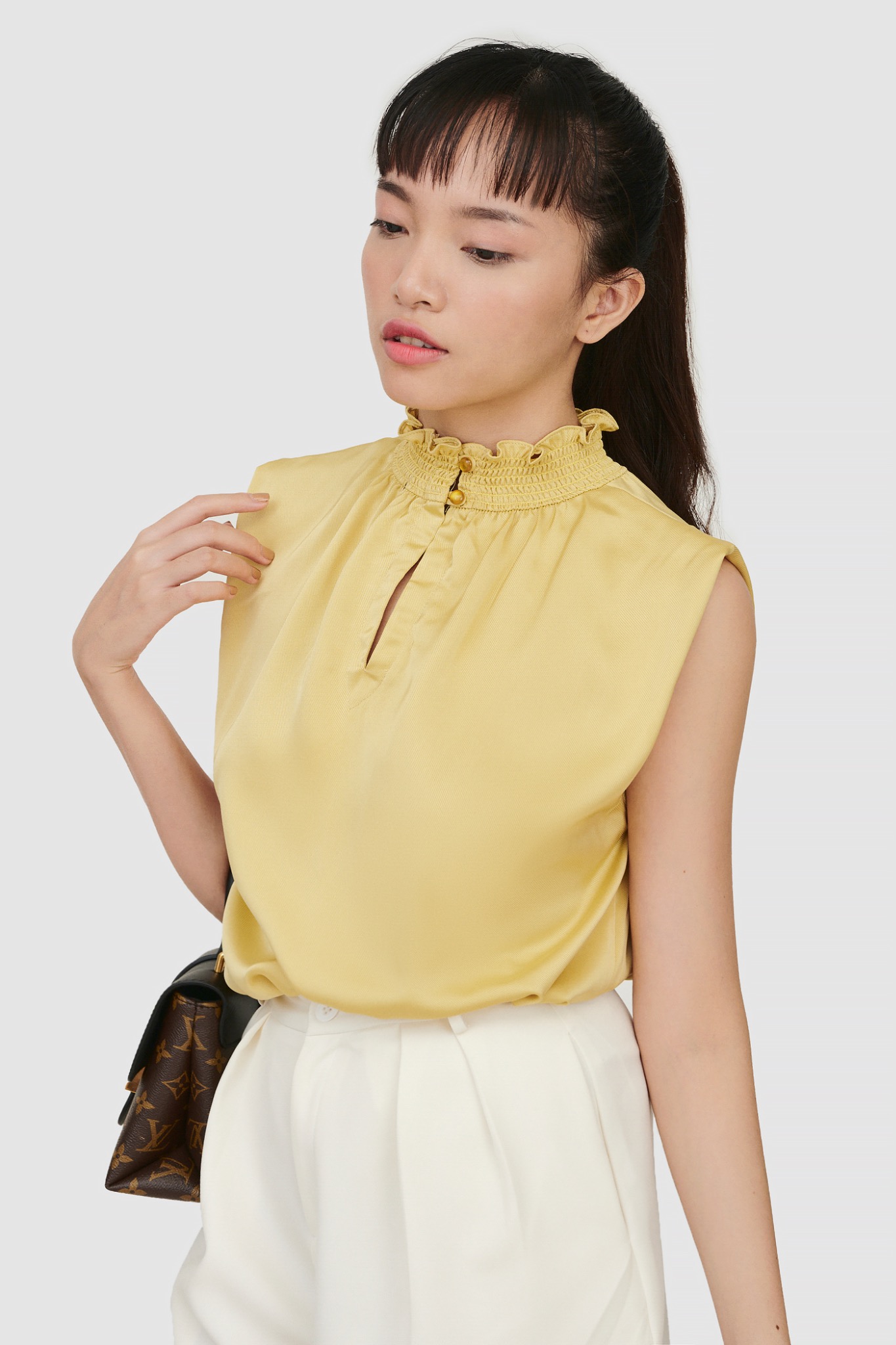 Áo kiểu nhấn cổ smocking tay con