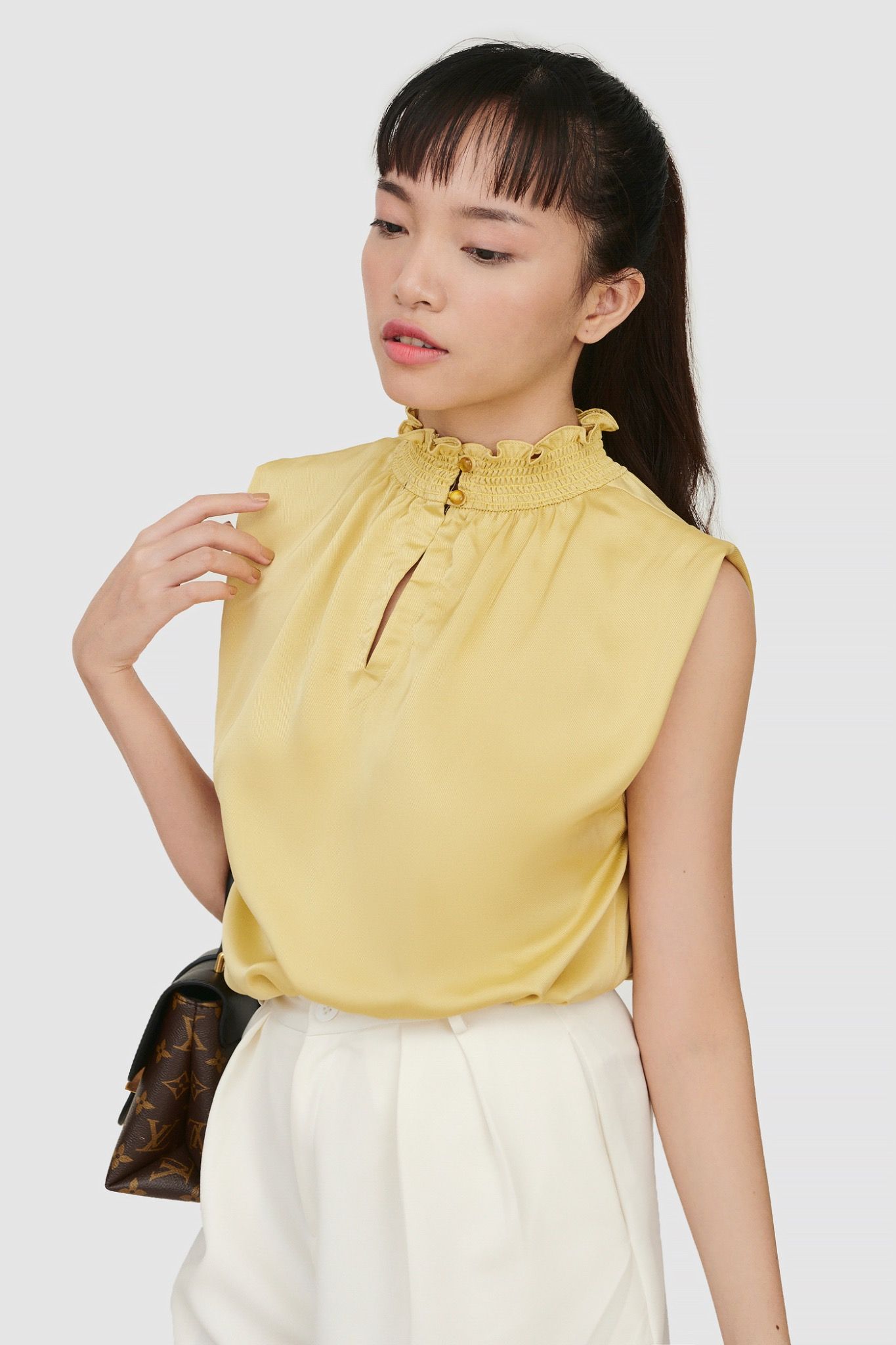  Áo kiểu nhấn cổ smocking tay con 