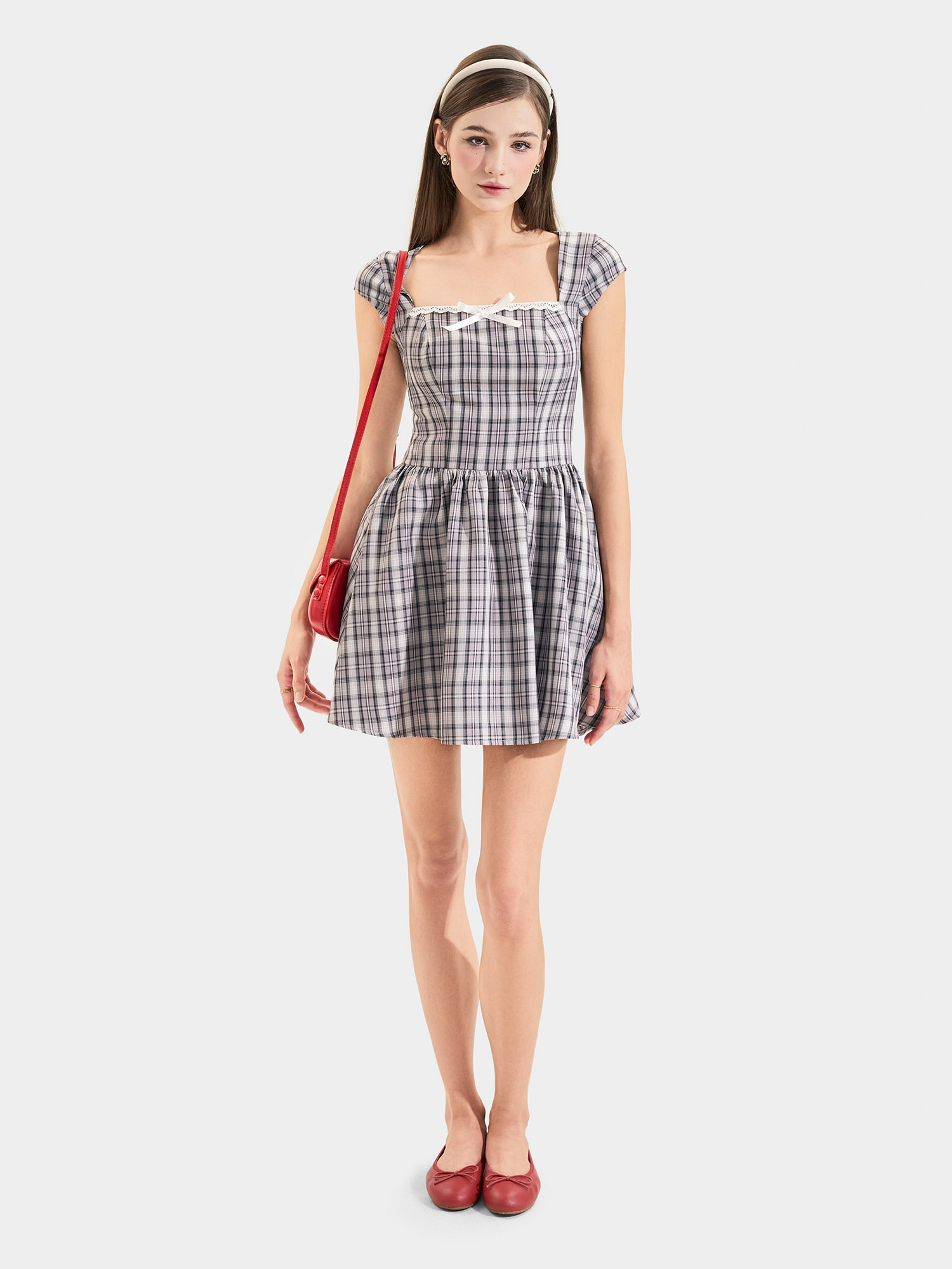 Đầm mini tay con cổ vuông phối ren ngực đính nơ