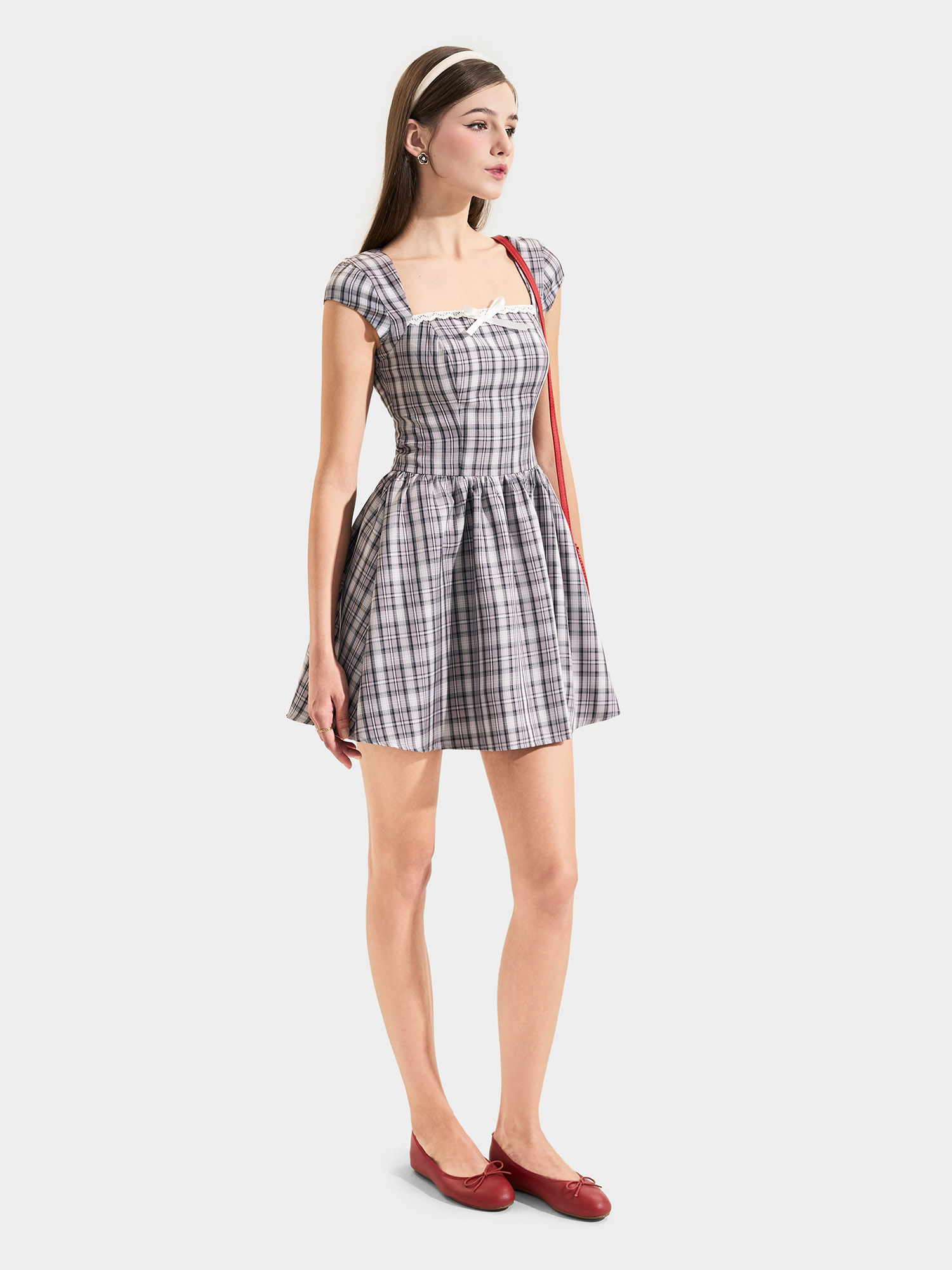 Đầm mini tay con cổ vuông phối ren ngực đính nơ