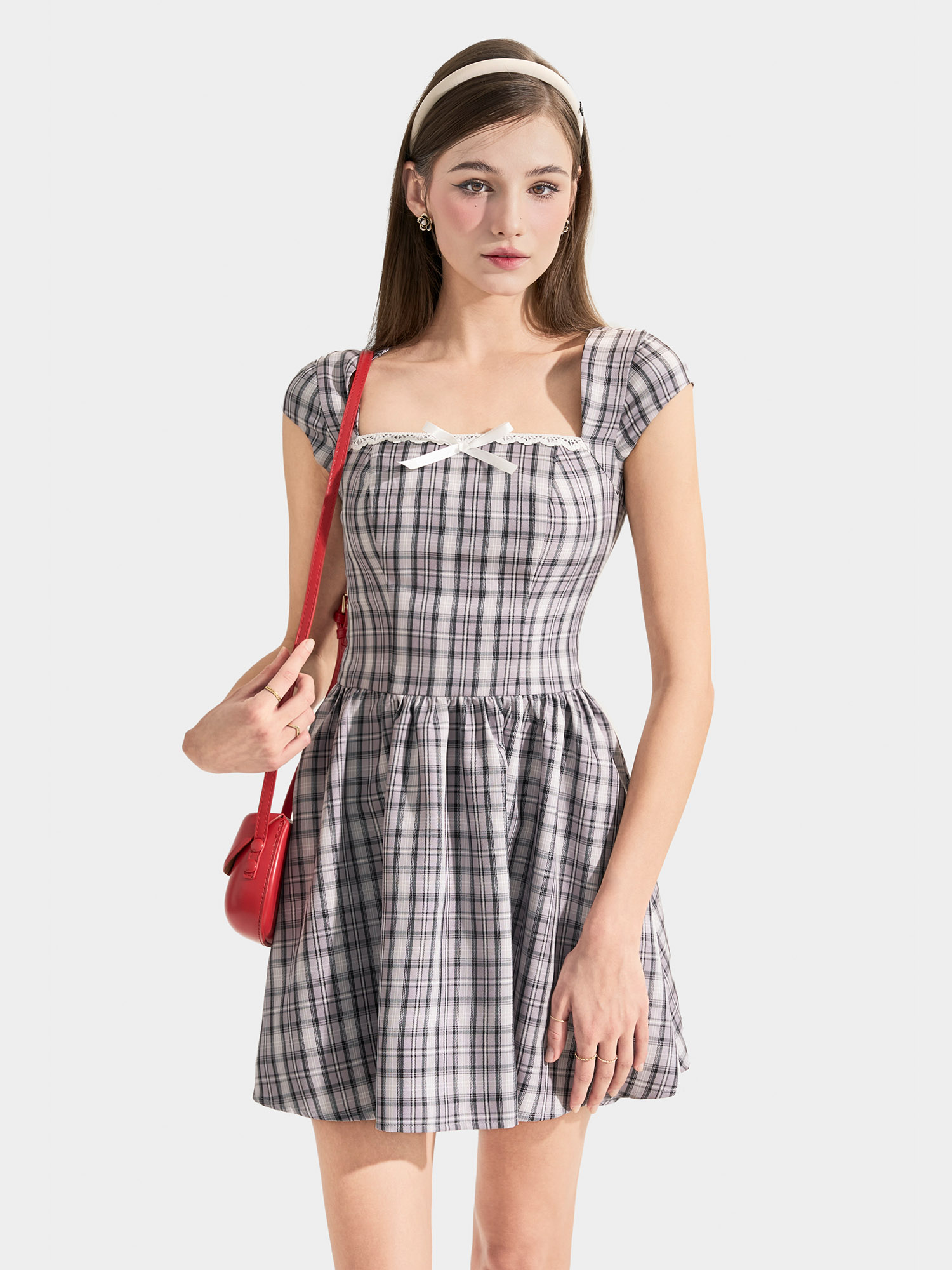 Đầm mini tay con cổ vuông phối ren ngực đính nơ