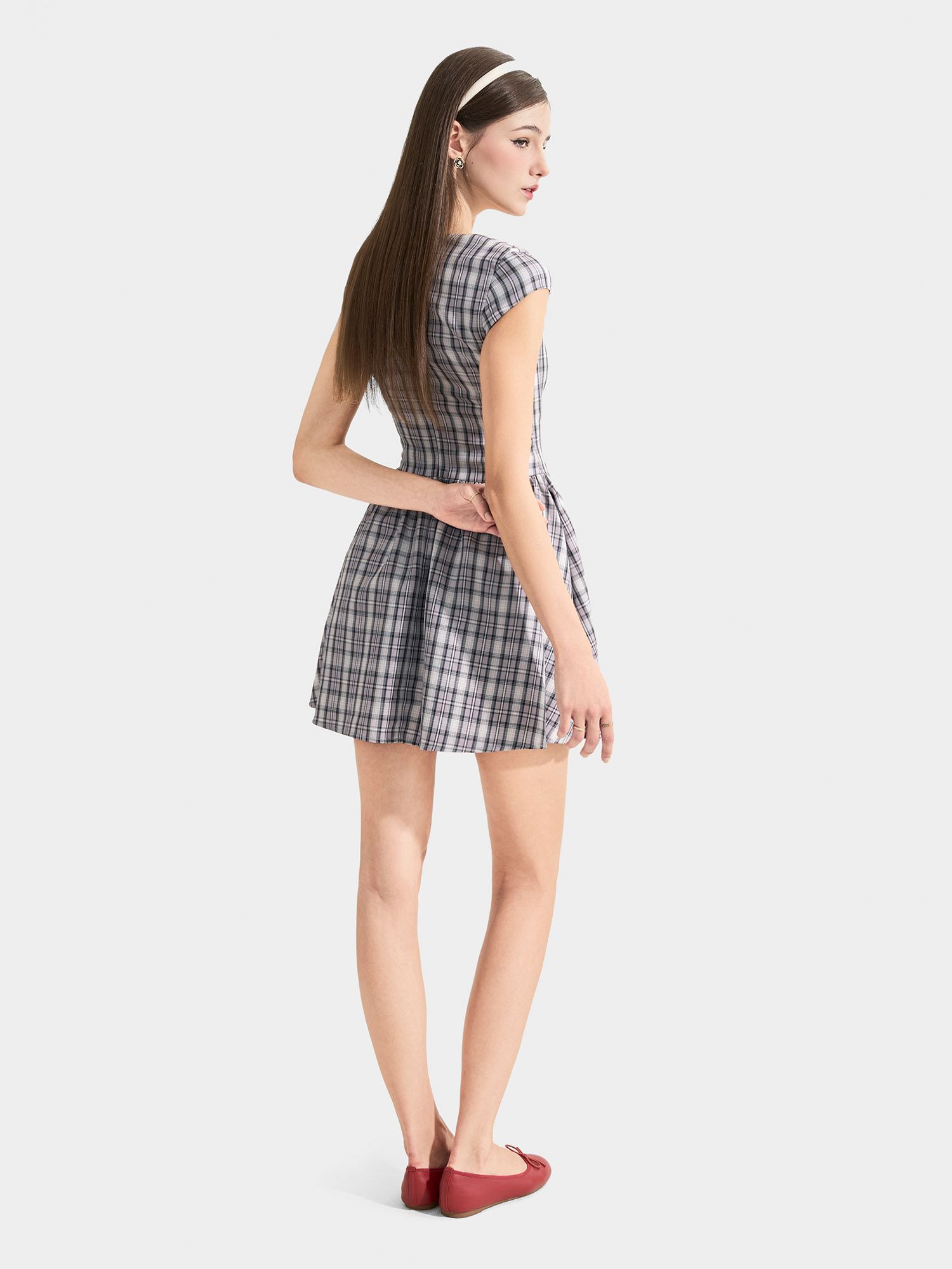  Đầm mini tay con cổ vuông phối ren ngực đính nơ 