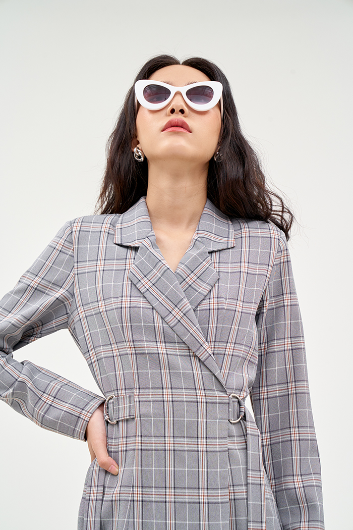 Áo vest caro đắp chéo thắt khoen tay dài đệm vai