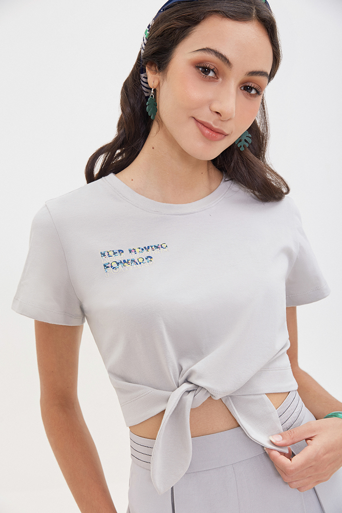 Áo thun croptop keep moving forward cột nơ