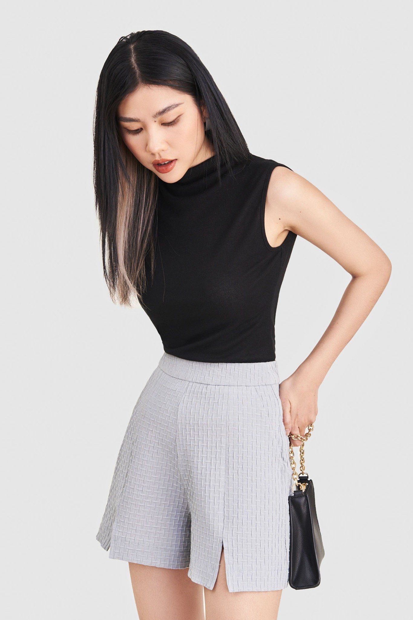  Quần shorts lưng cao xẻ trước 