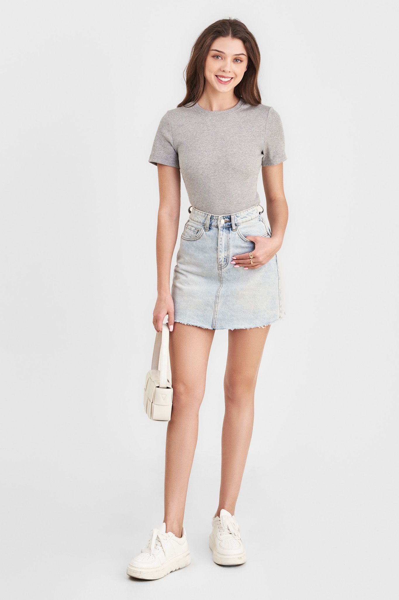  Áo thun cổ tròn form ôm 