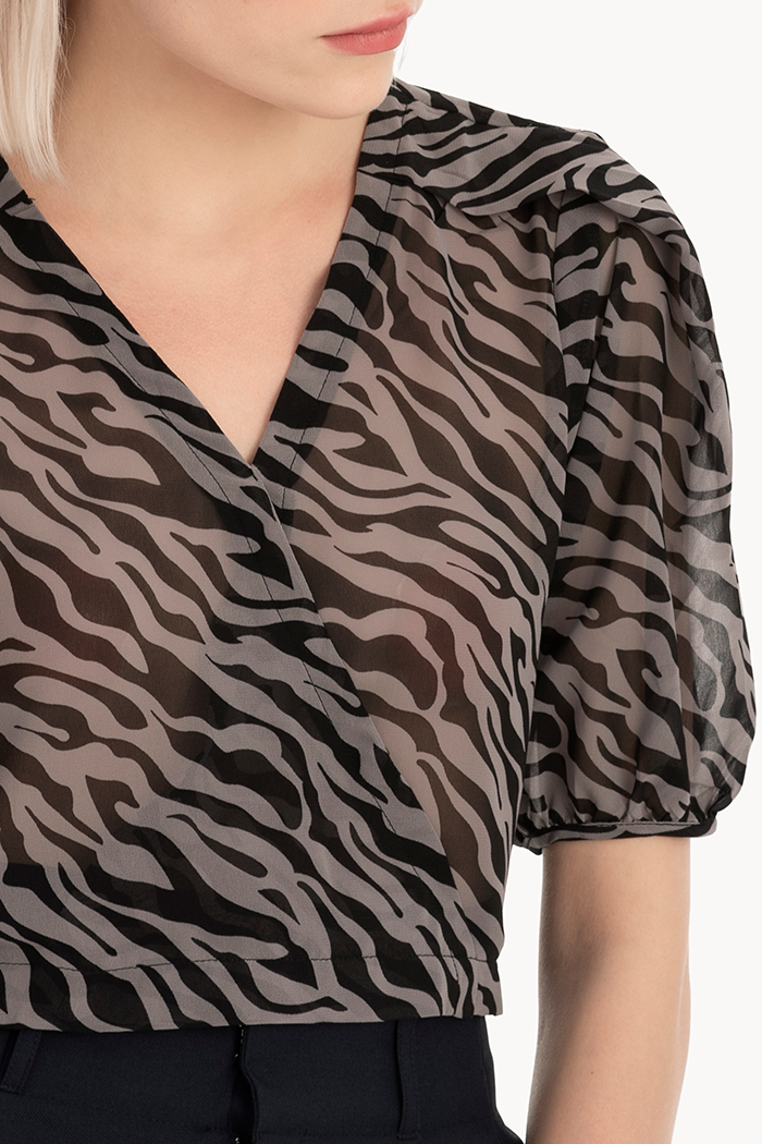 Áo croptop đắp chéo hoạ tiết zebra