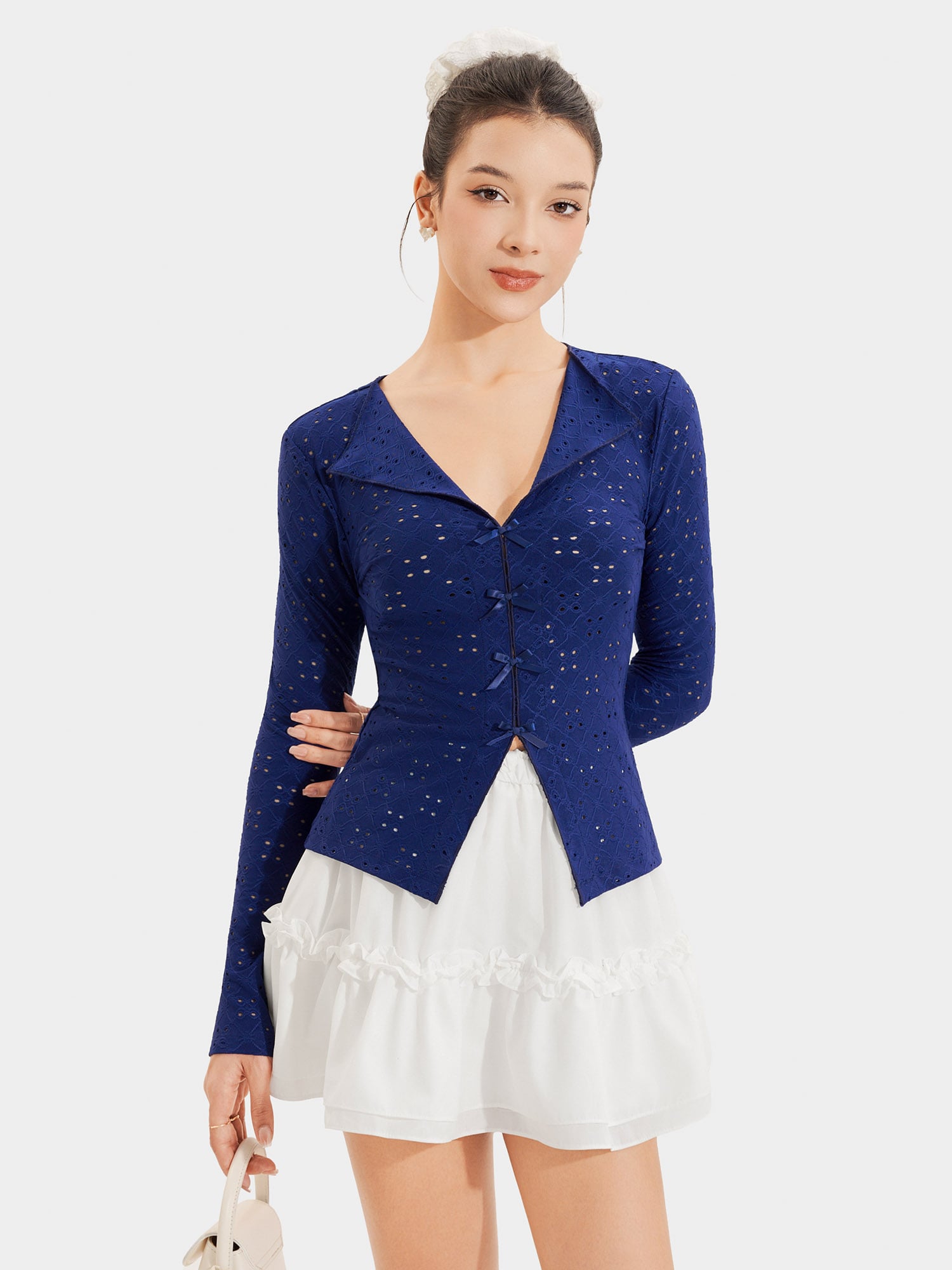 Áo thun thêu tay dài cổ tim đính nơ thân trước