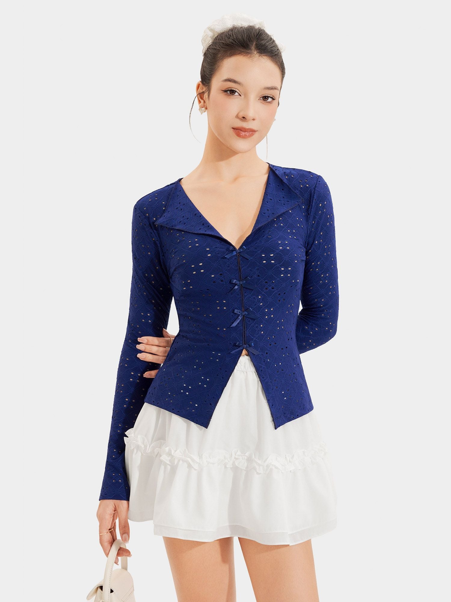  Áo thun thêu tay dài cổ tim đính nơ thân trước 