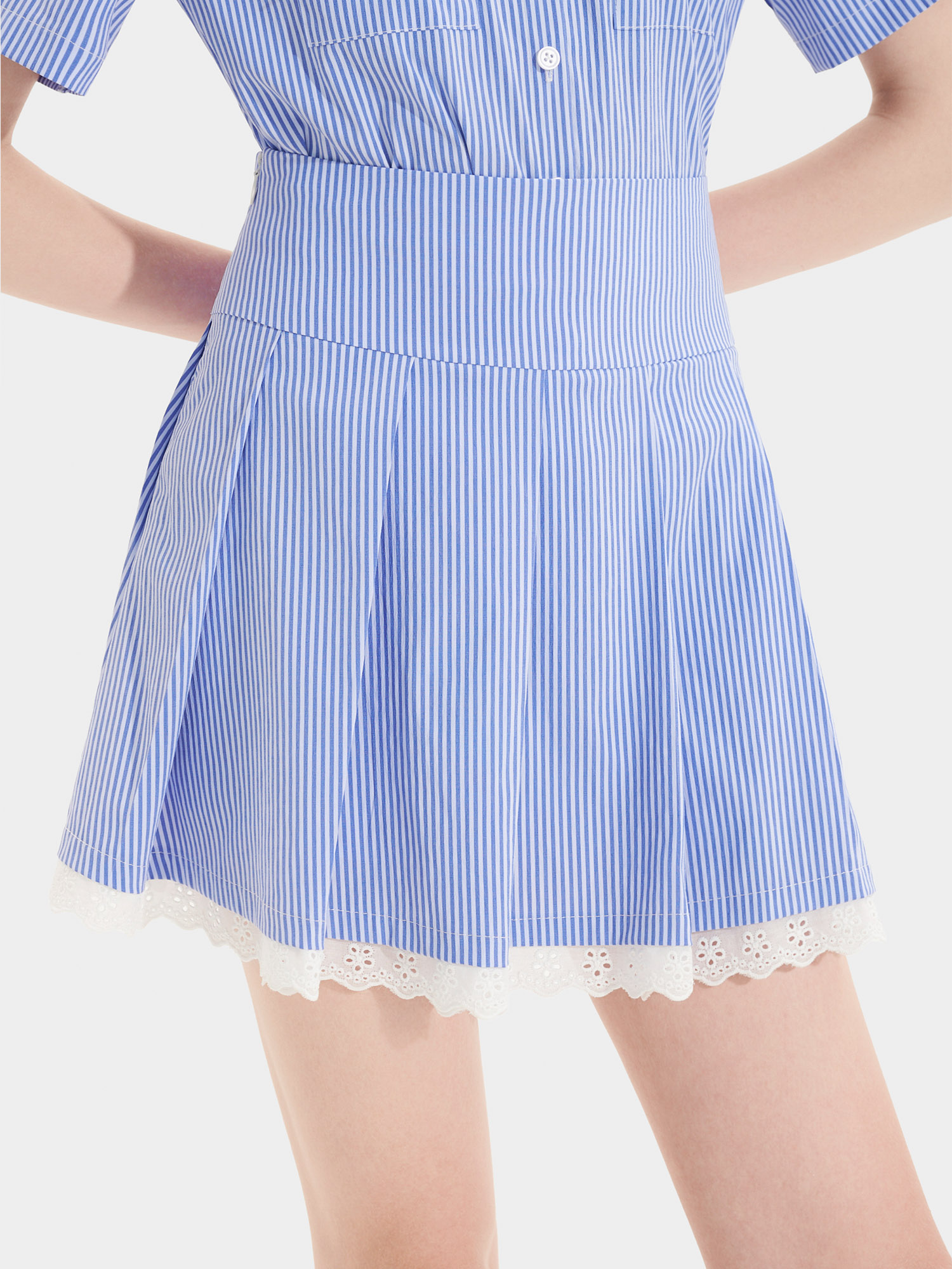 Váy mini sọc xếp li phối ren