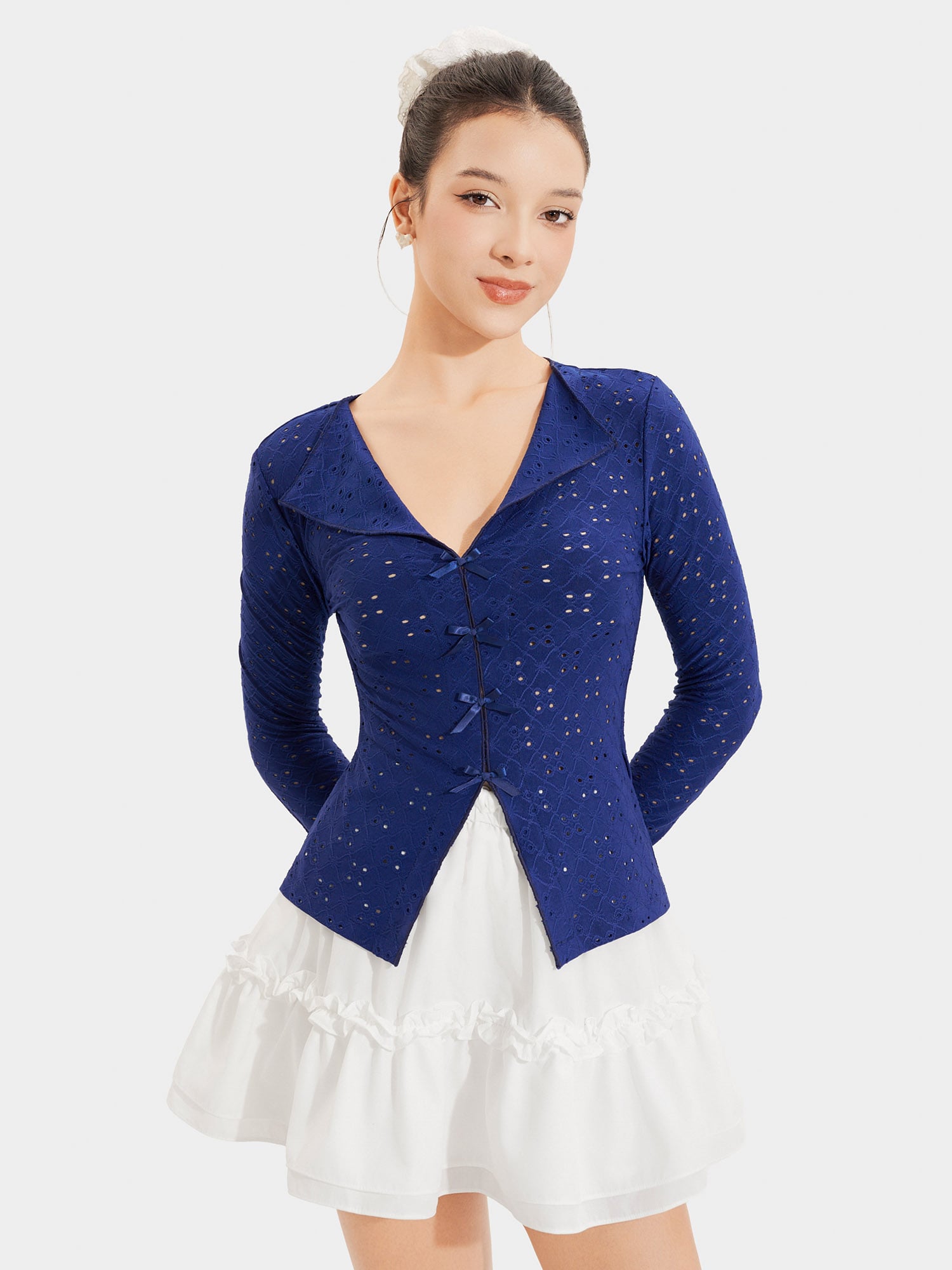 Áo thun thêu tay dài cổ tim đính nơ thân trước