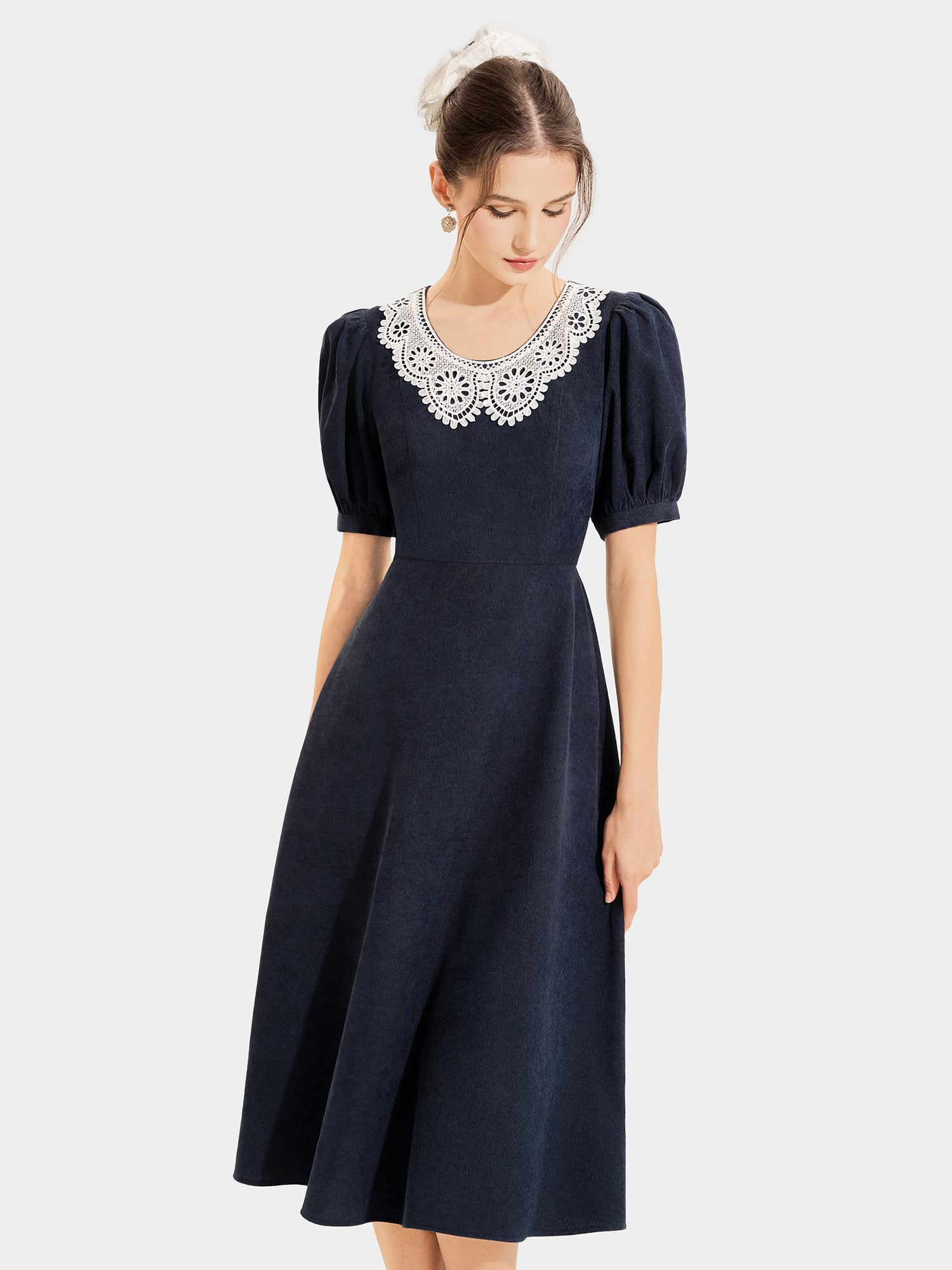 Đầm nhung midi tay phồng cổ tròn phối ren