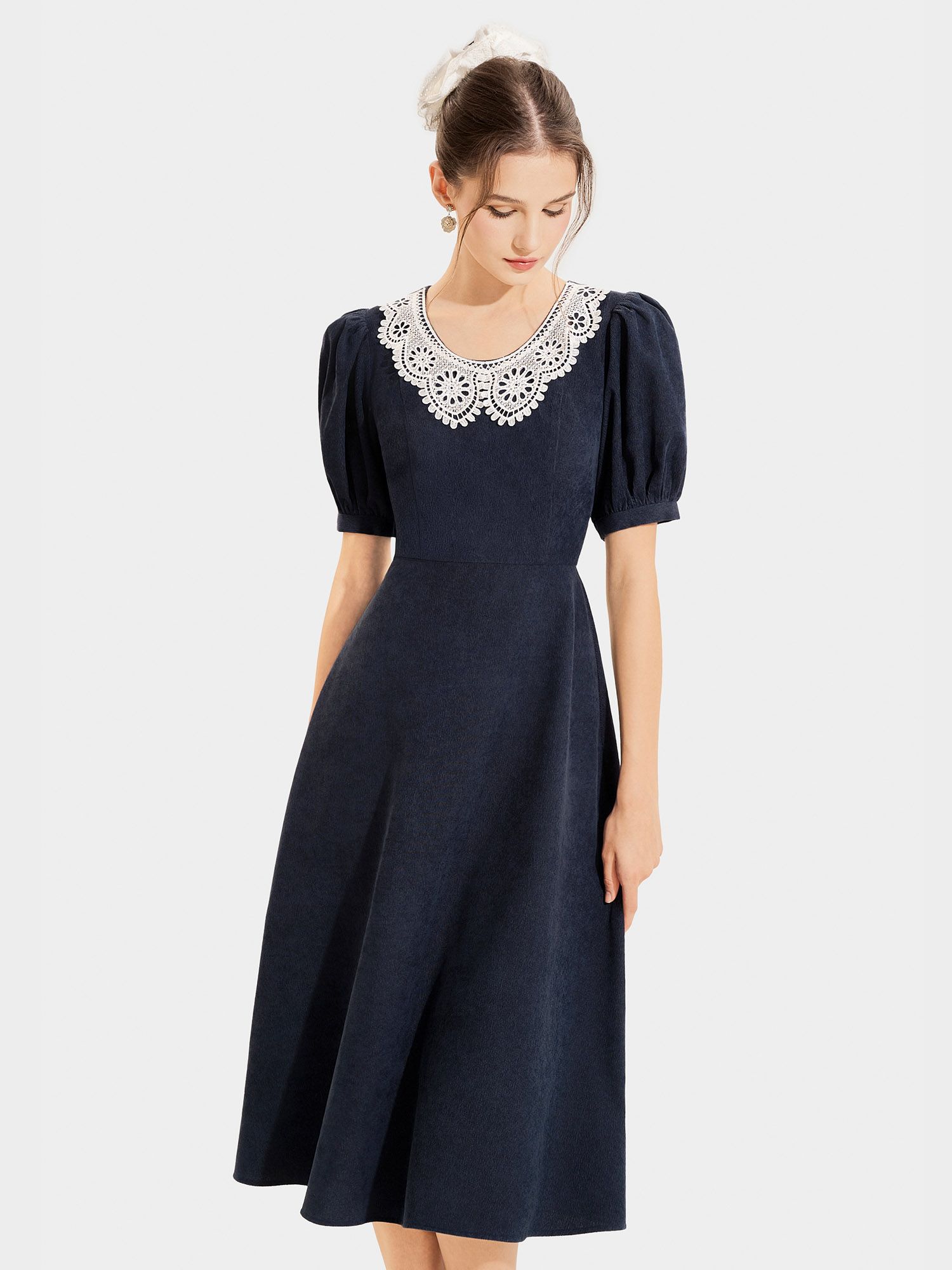  Đầm nhung midi tay phồng cổ tròn phối ren 