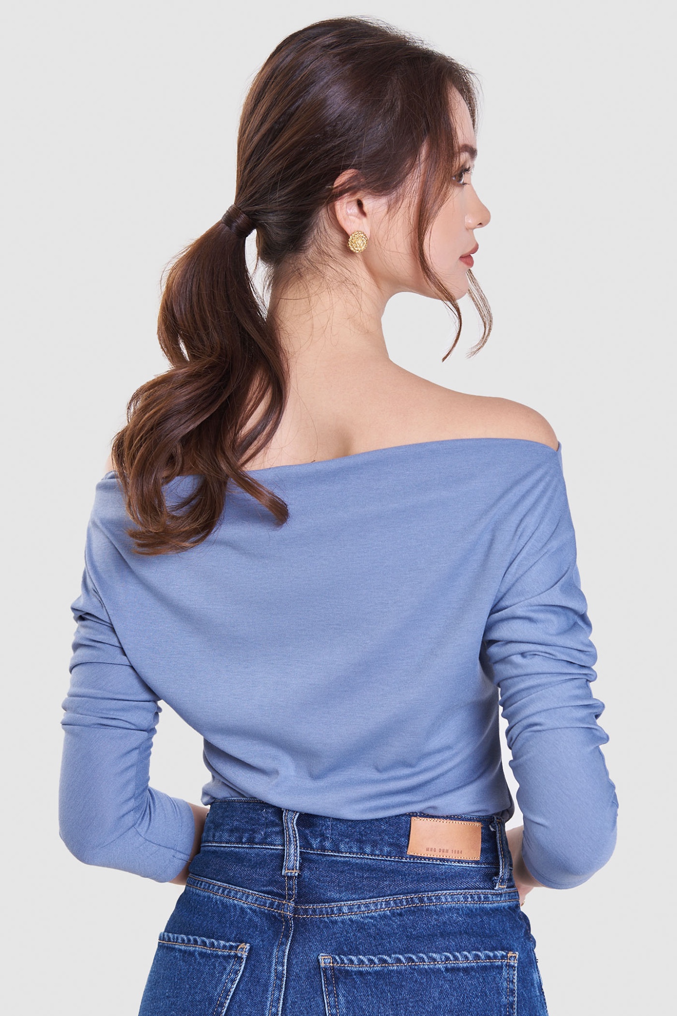 Áo thun tay dài cổ rộng trễ vai