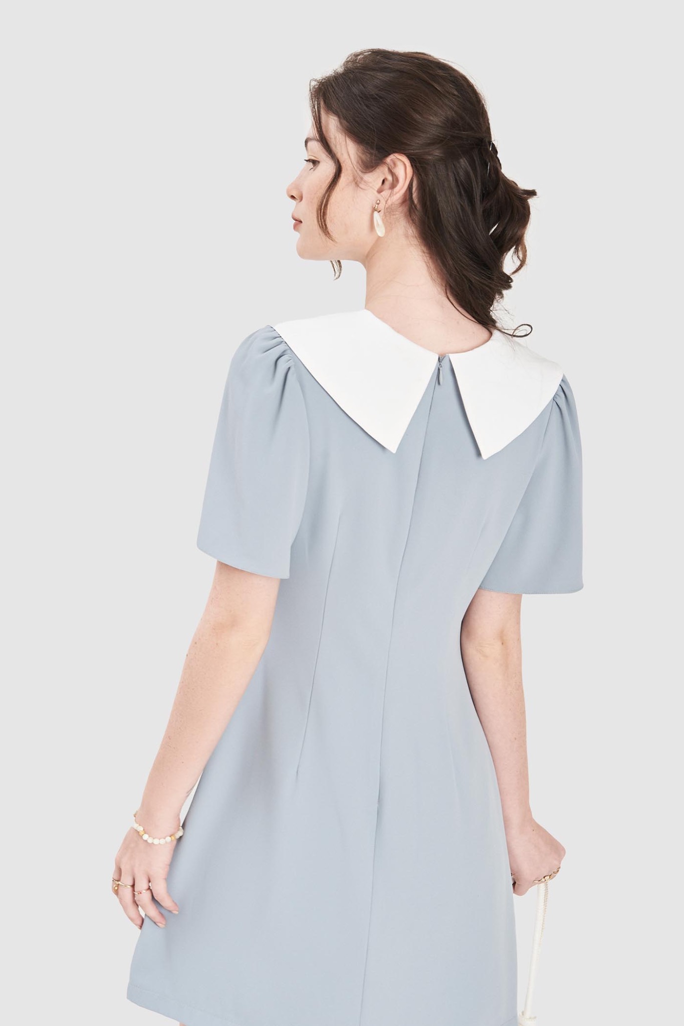 Đầm mini phối lá cổ tay loa