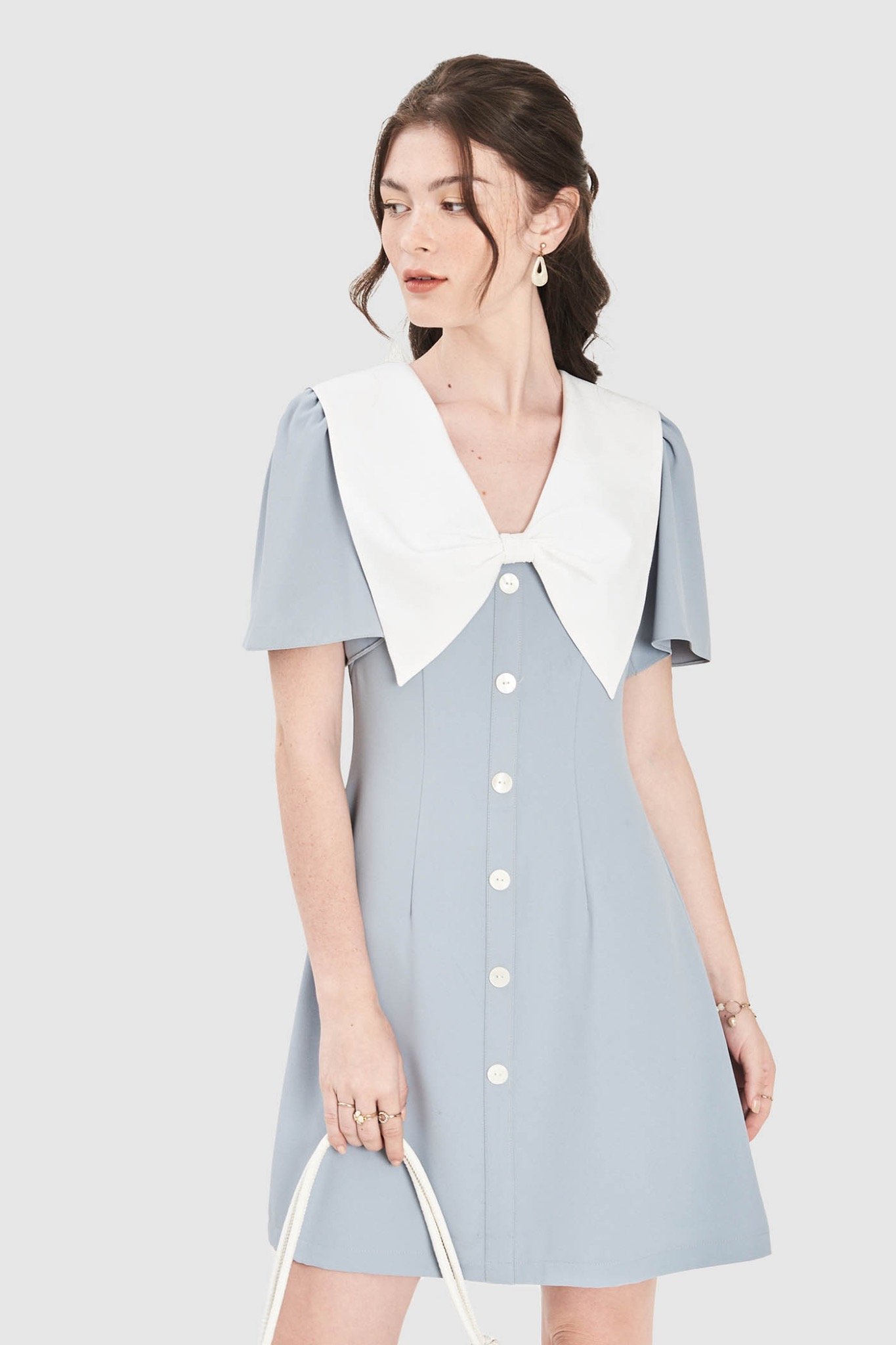Đầm mini phối lá cổ tay loa
