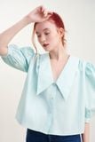  Áo sơ mi form rộng crop nhấn lá cổ 