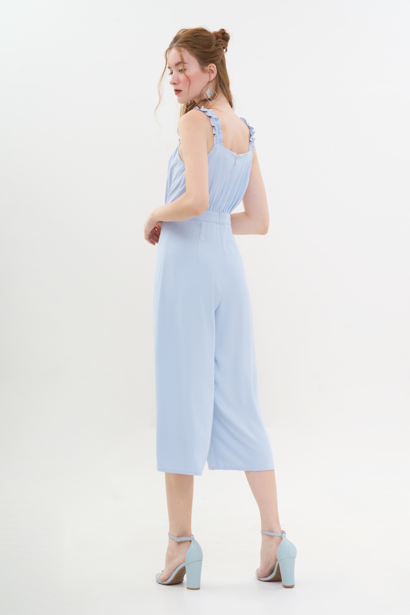 Jumpsuit dây vai nhún ngực