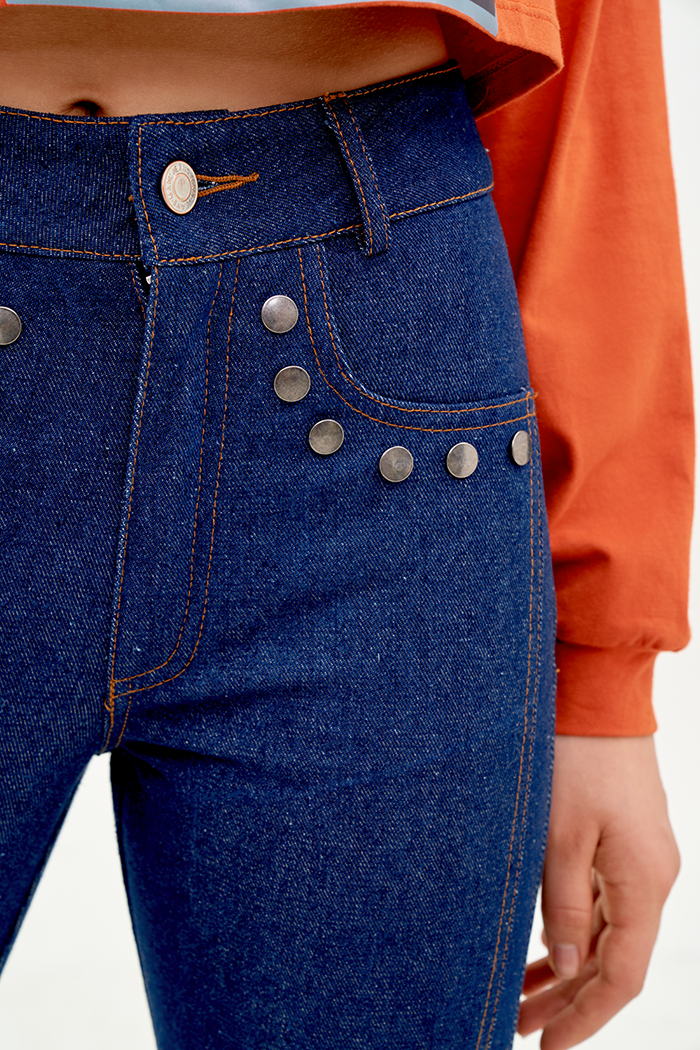 Quần jeans đóng đinh tán túi