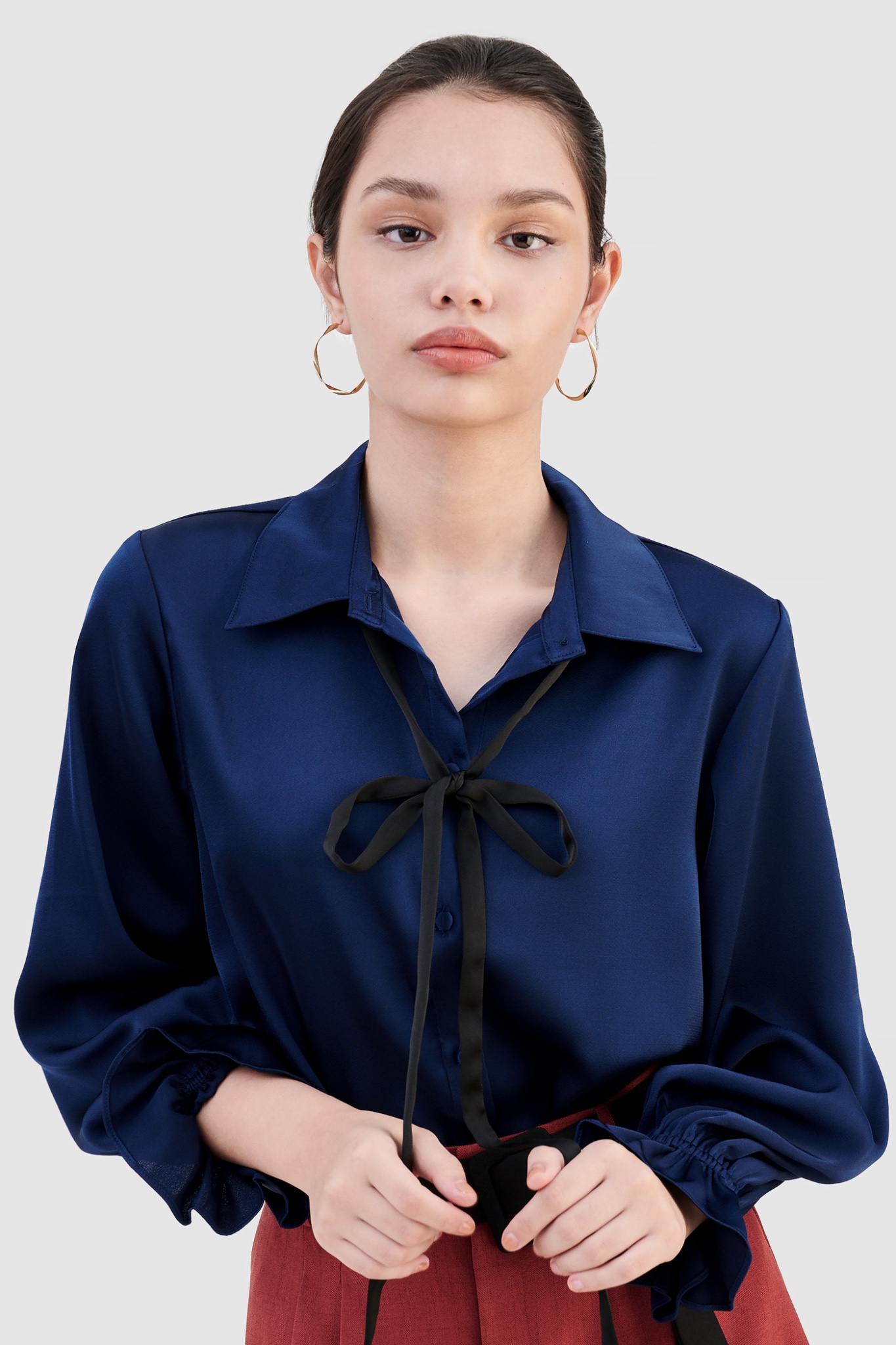 Áo sơ mi satin kèm dây nơ cổ
