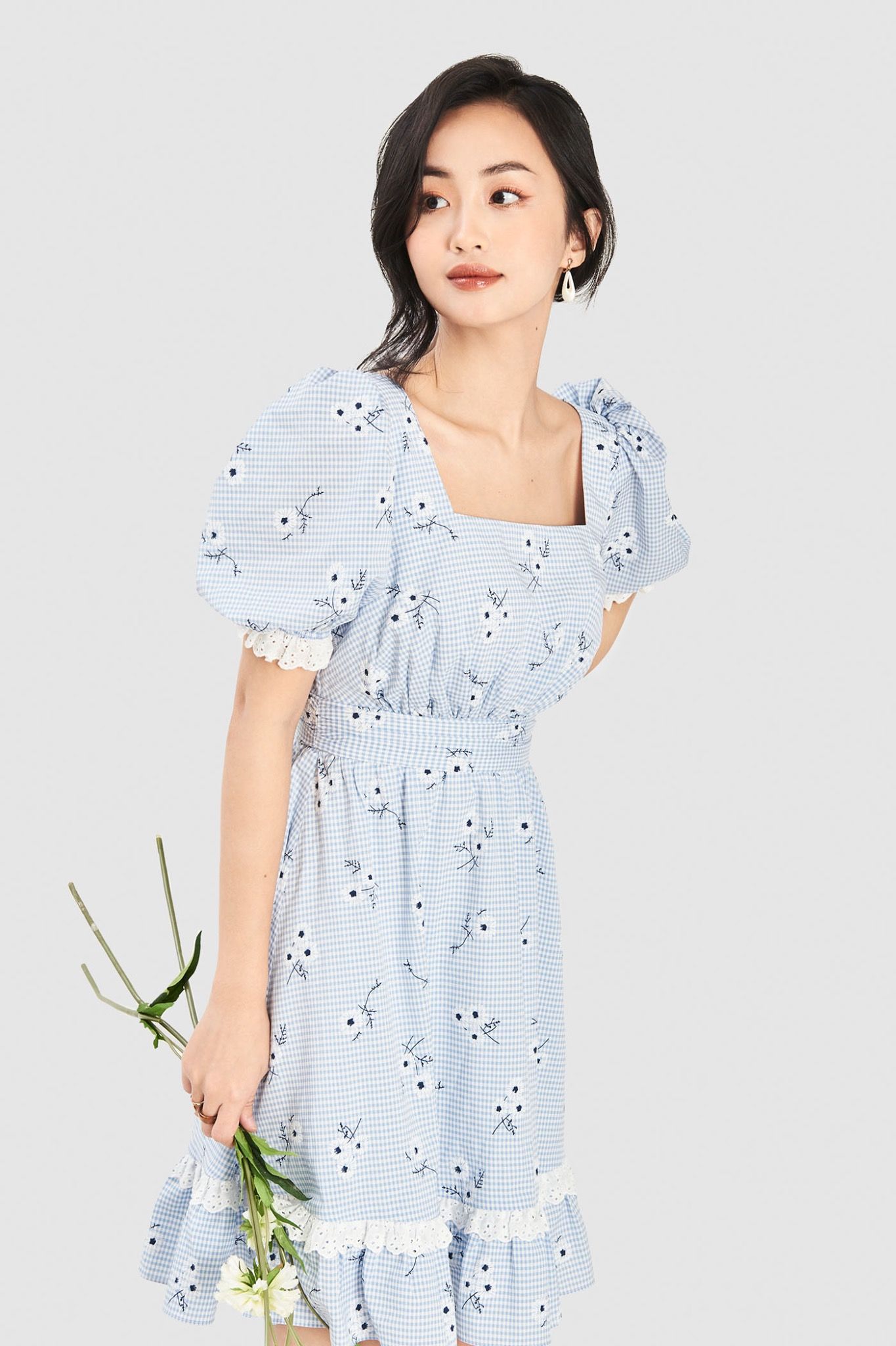  Đầm gingham hoa cổ vuông tay viền ren 