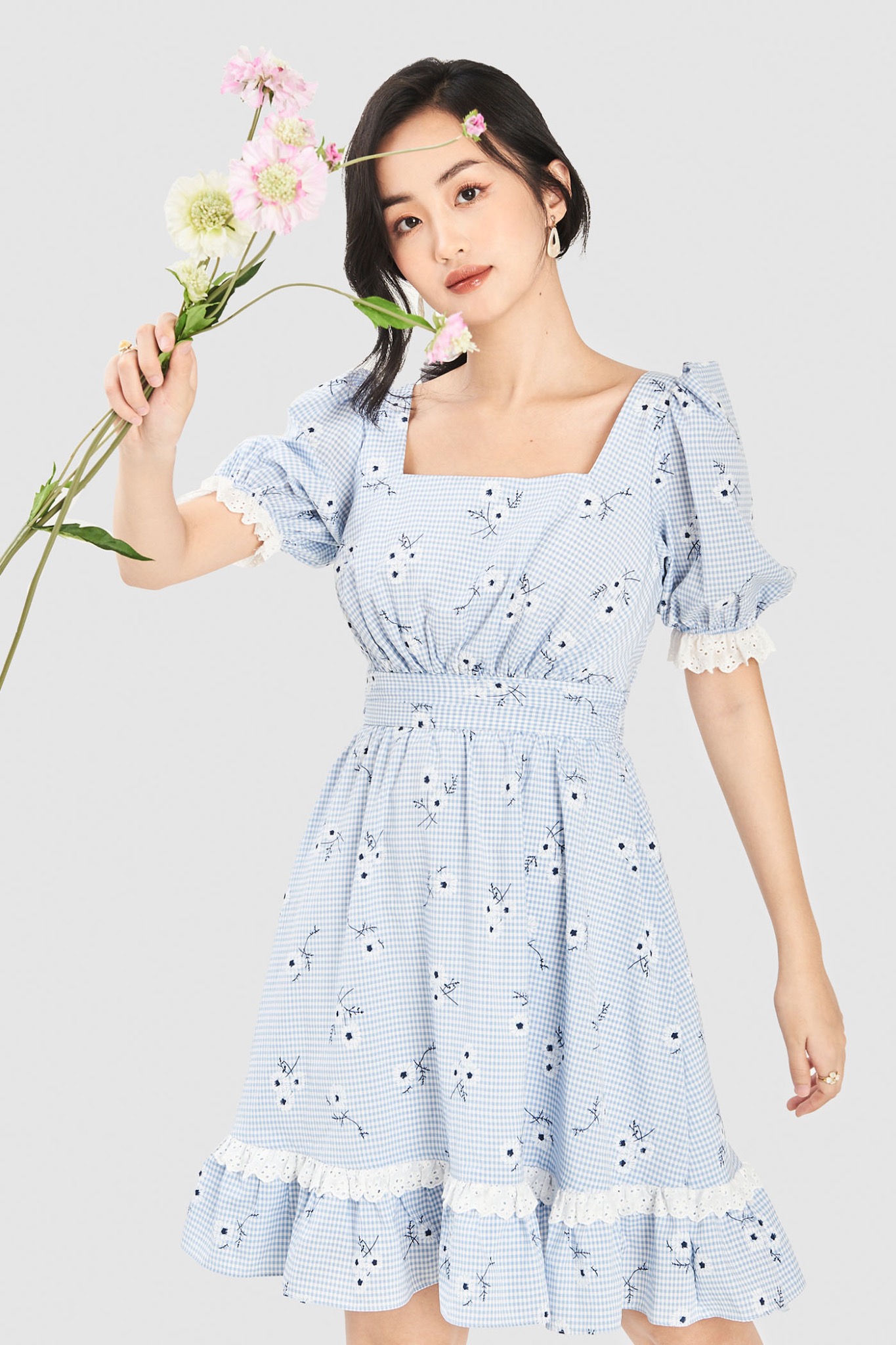 Đầm gingham hoa cổ vuông tay viền ren