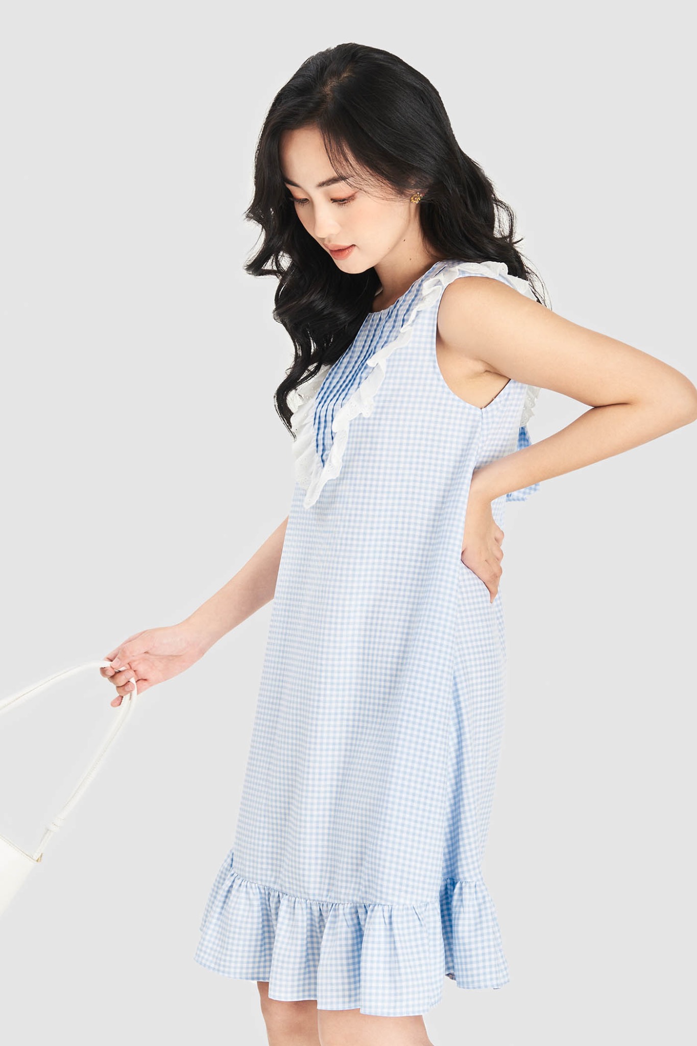 Đầm sát nách form rộng gingham nhấn li ngực