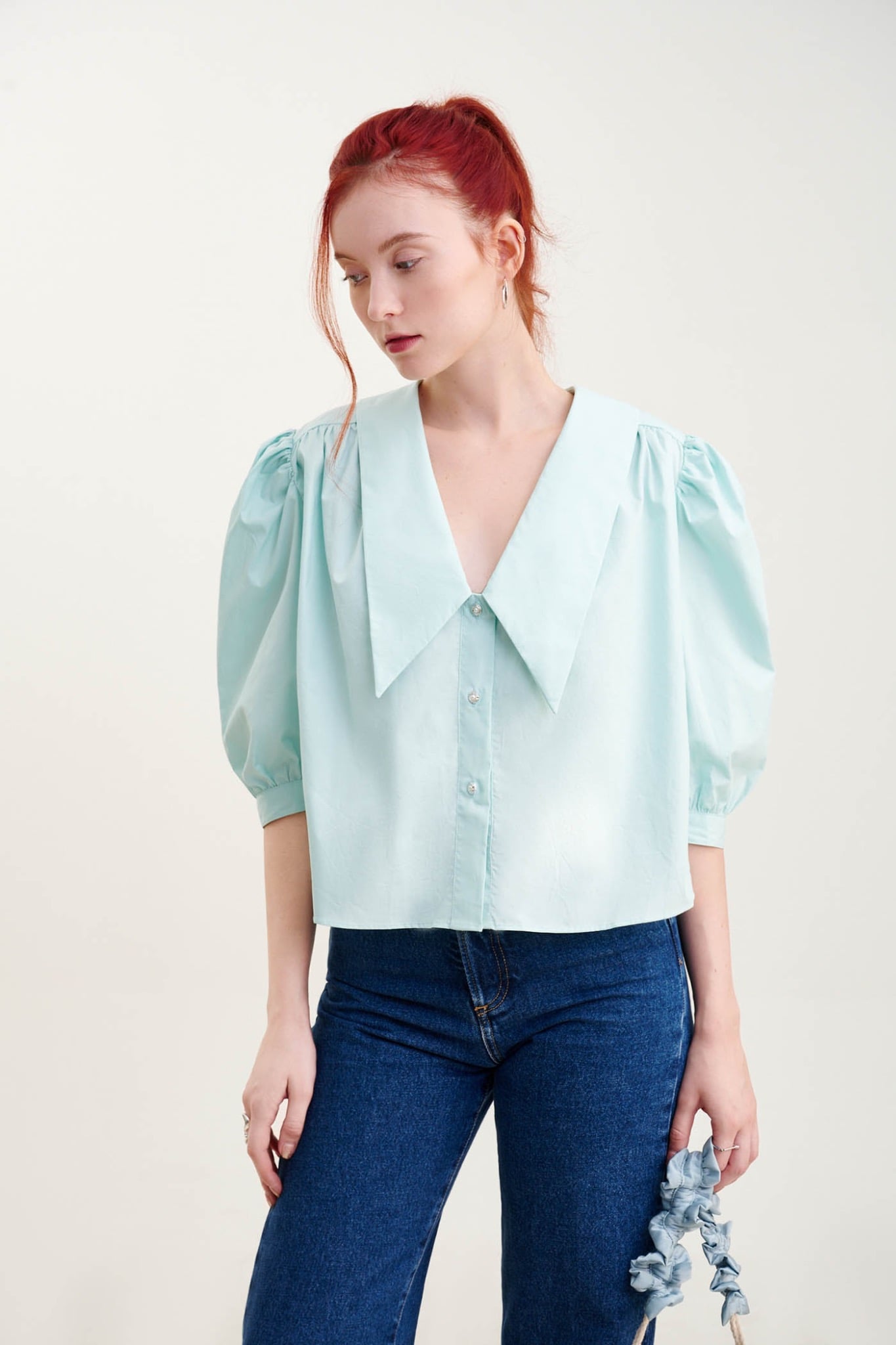 Áo sơ mi form rộng crop nhấn lá cổ