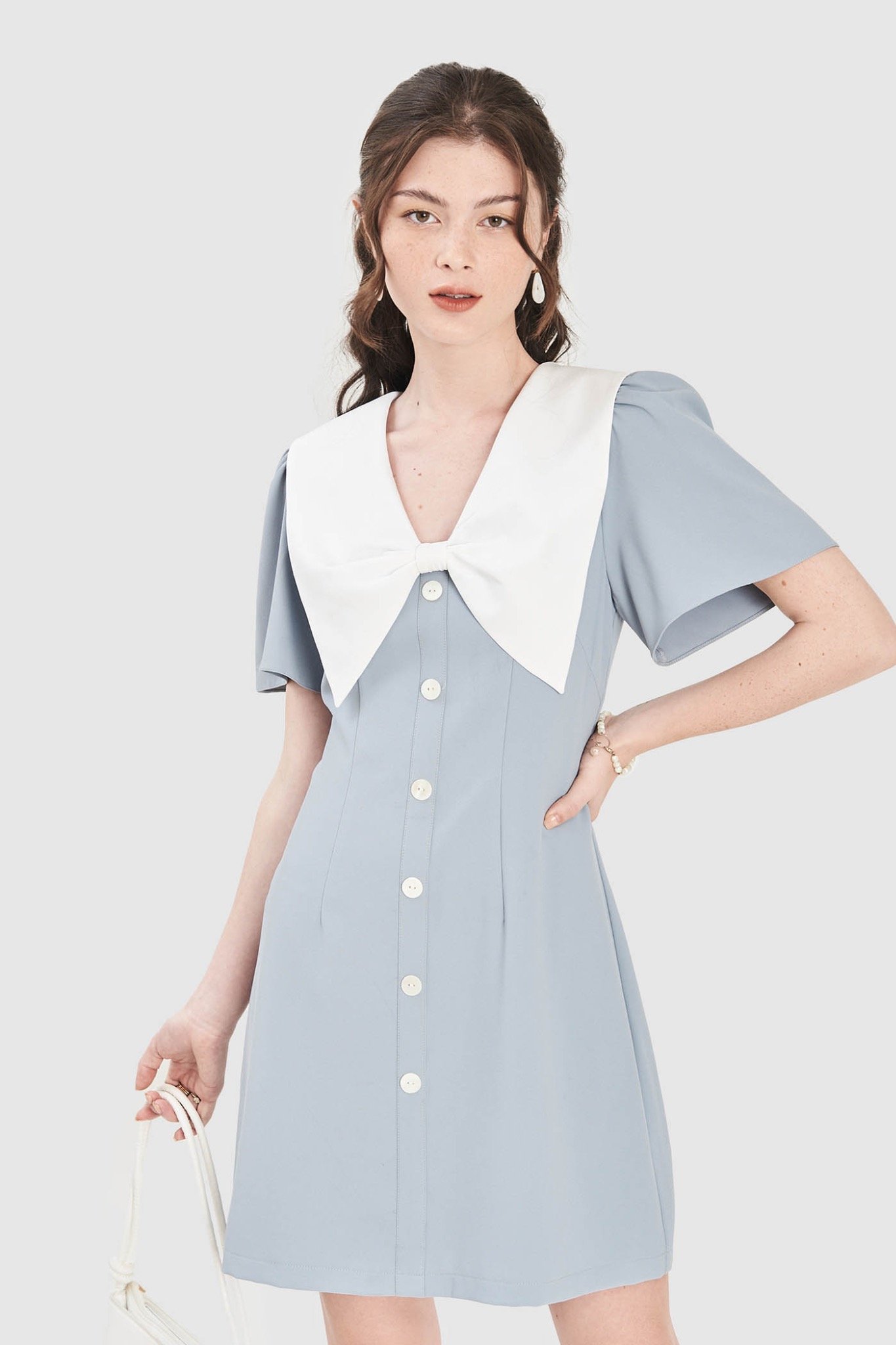 Đầm mini phối lá cổ tay loa