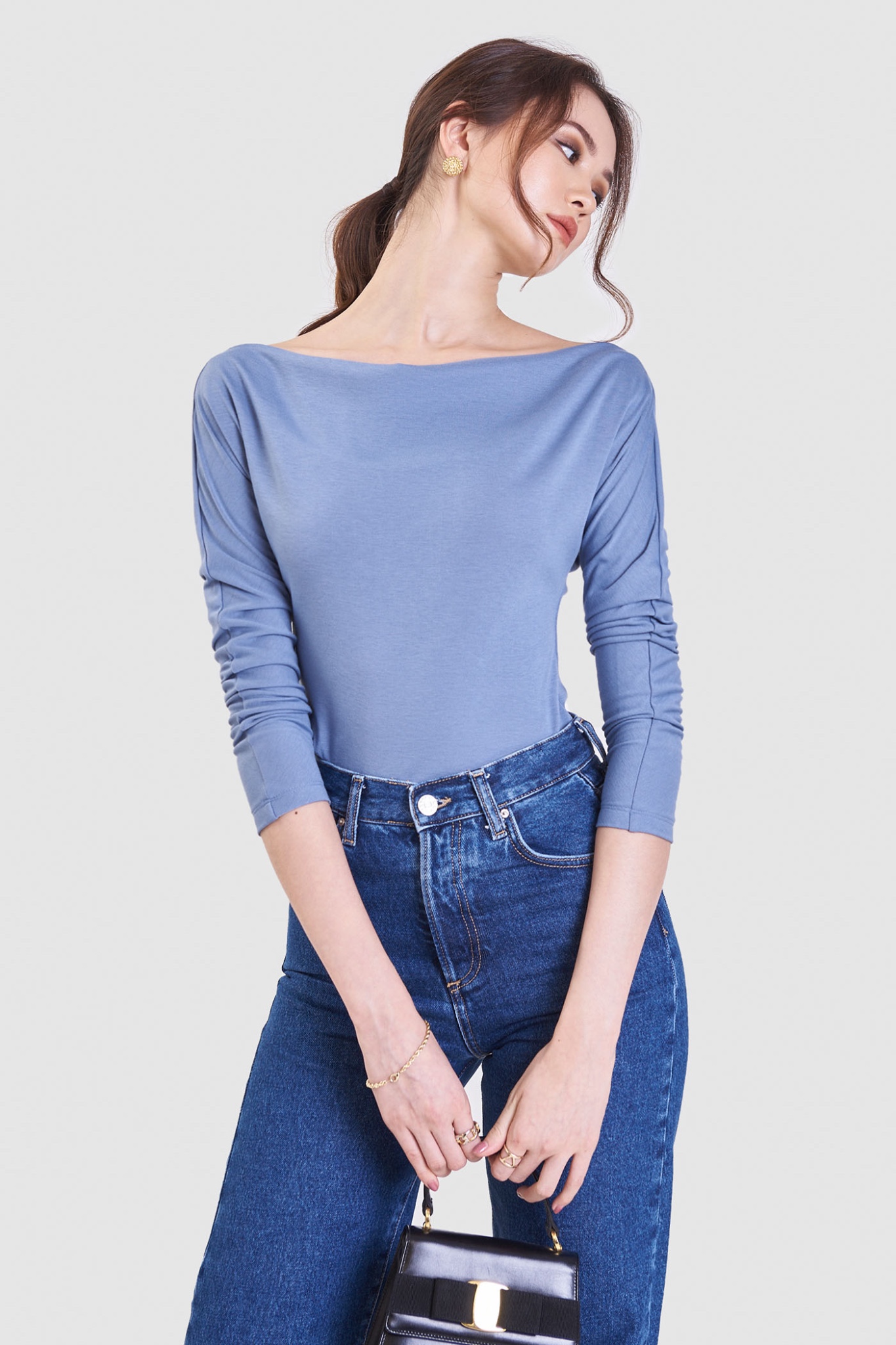 Áo thun tay dài cổ rộng trễ vai