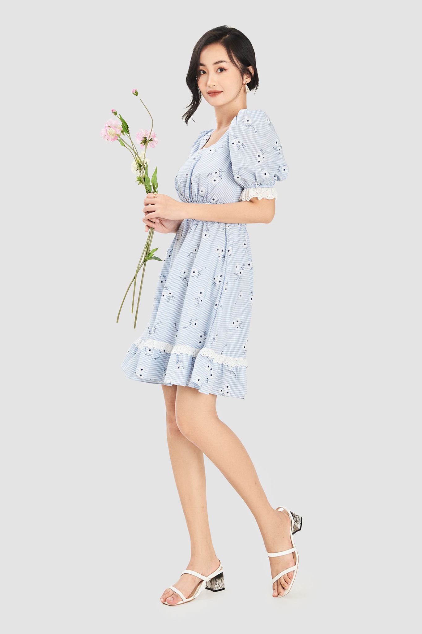 Đầm gingham hoa cổ vuông tay viền ren