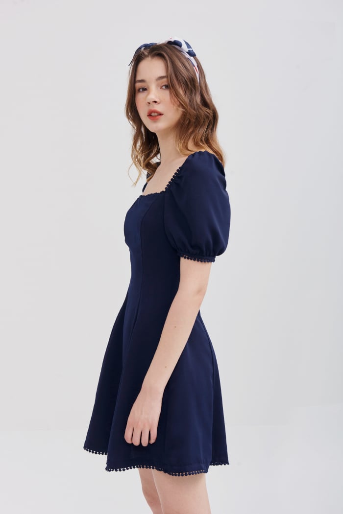 Đầm cổ vuông viền ren tay lỡ