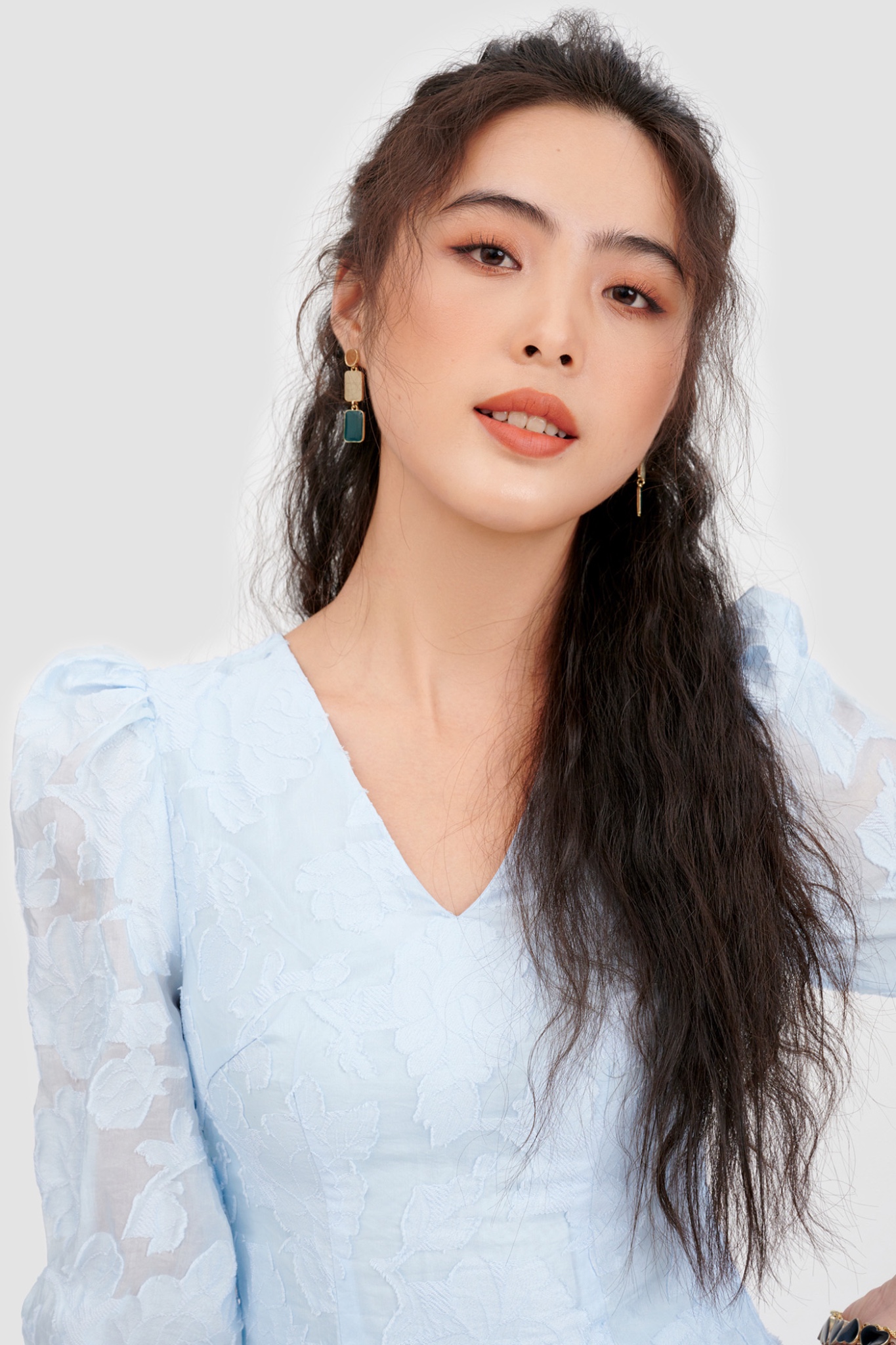 Đầm hạ eo mini hoạ tiết hoa dập nổi
