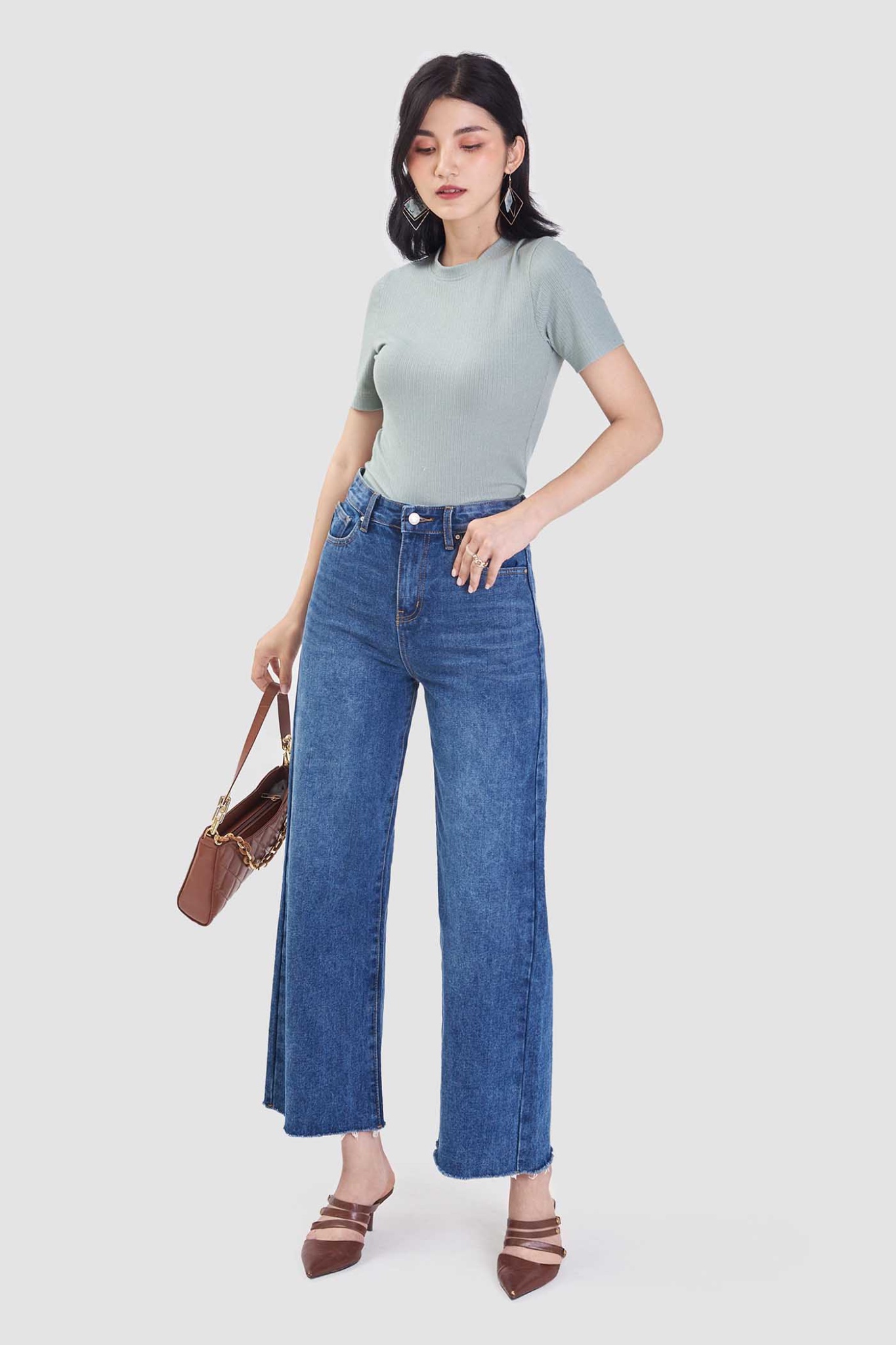 Quần jeans lưng cao ống suông