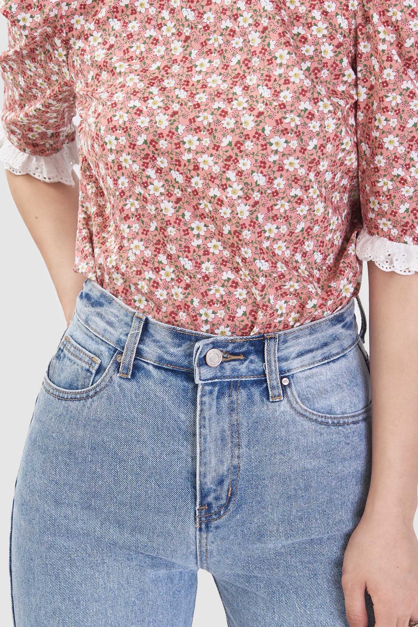 Quần jeans lưng cao ống suông