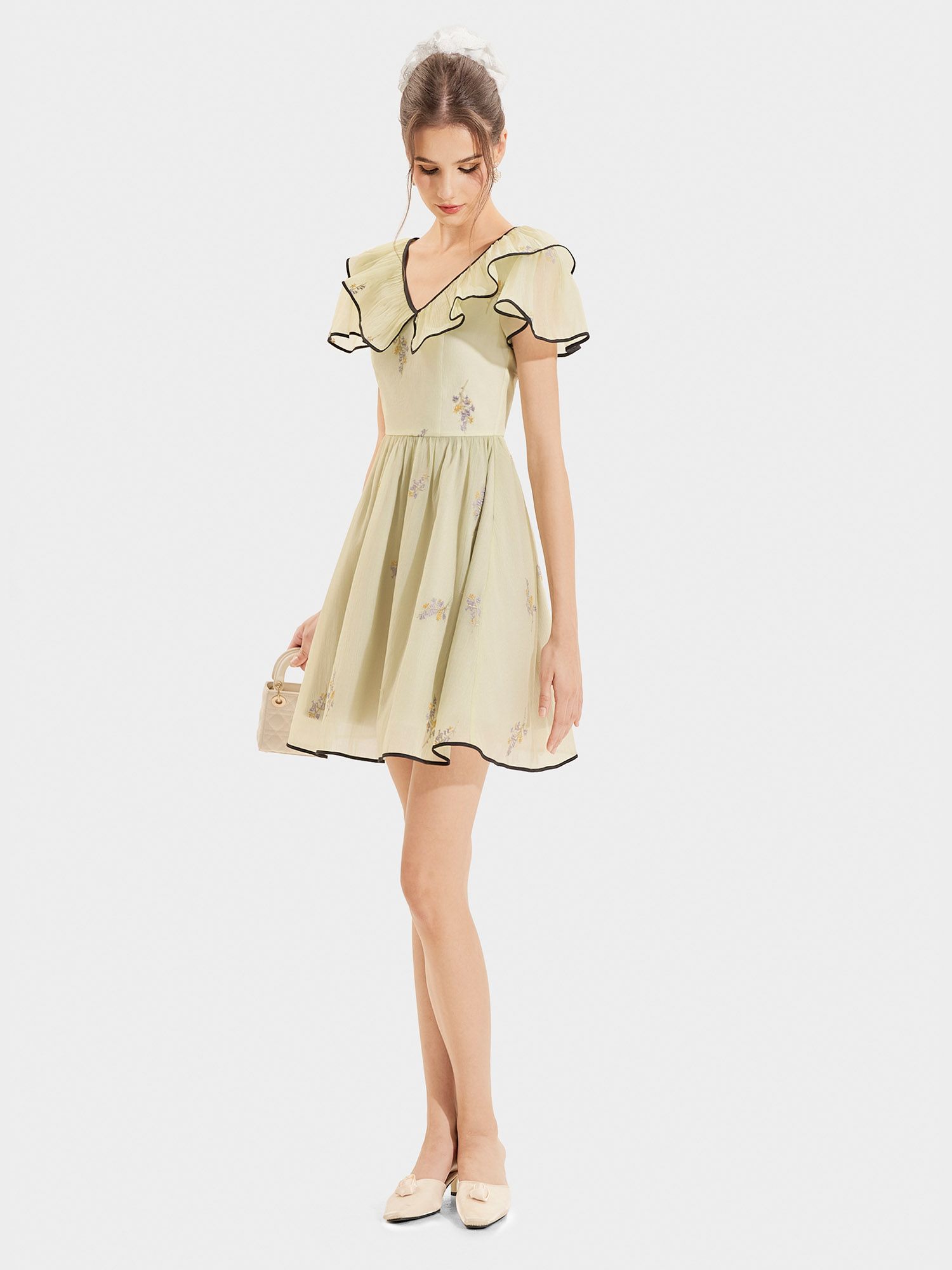  Đầm tơ thêu hoa tay cánh tiên cổ tim phối viền 