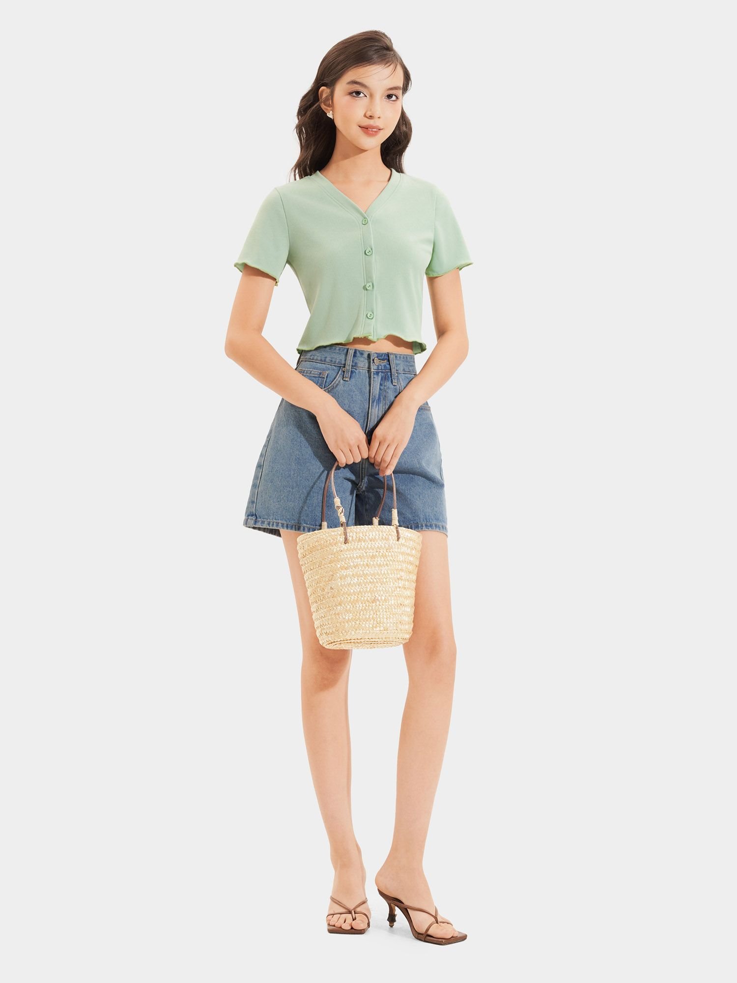  Áo thun crop tay ngắn cổ V cài nút 