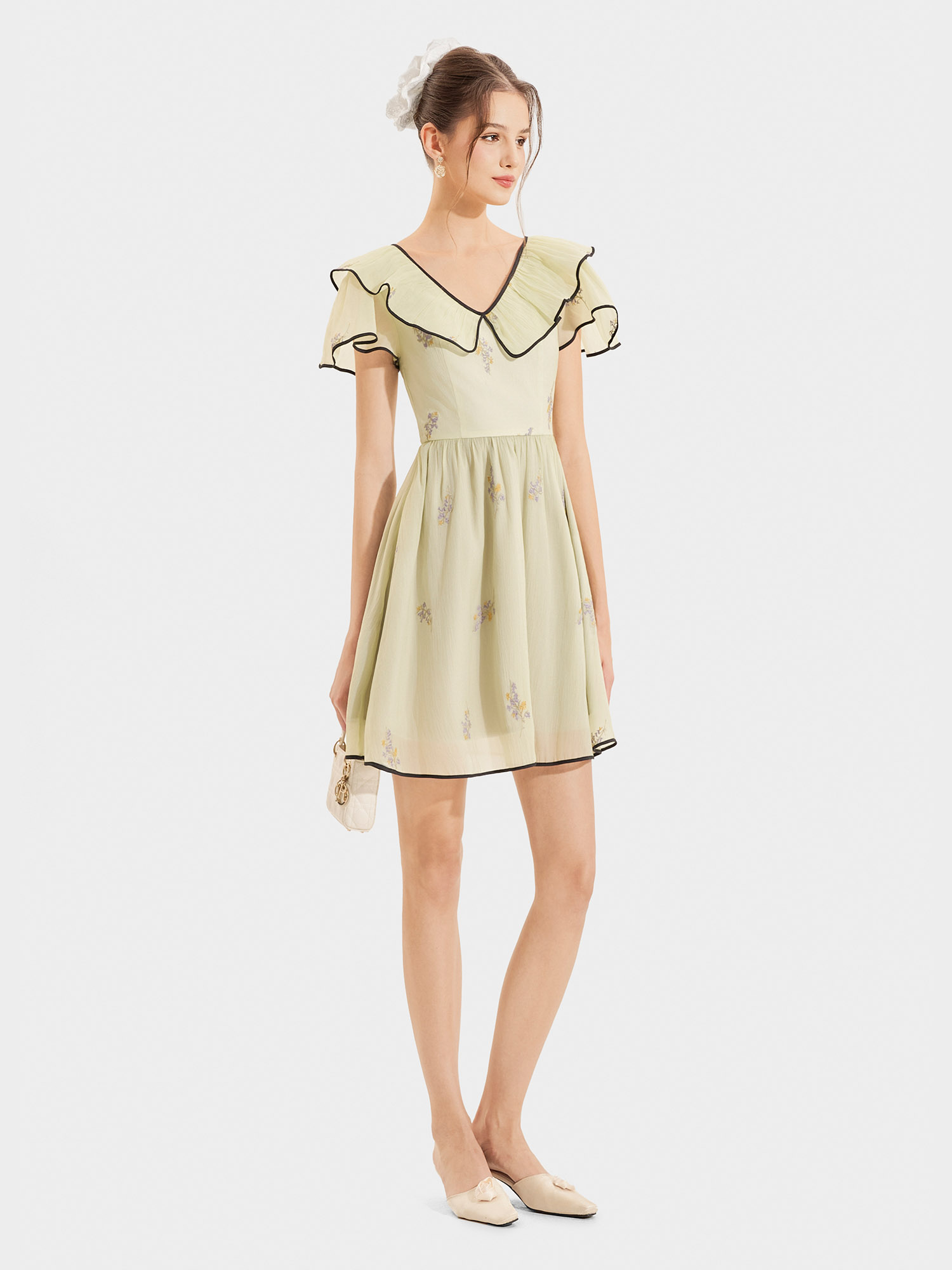 Đầm tơ thêu hoa tay cánh tiên cổ tim phối viền