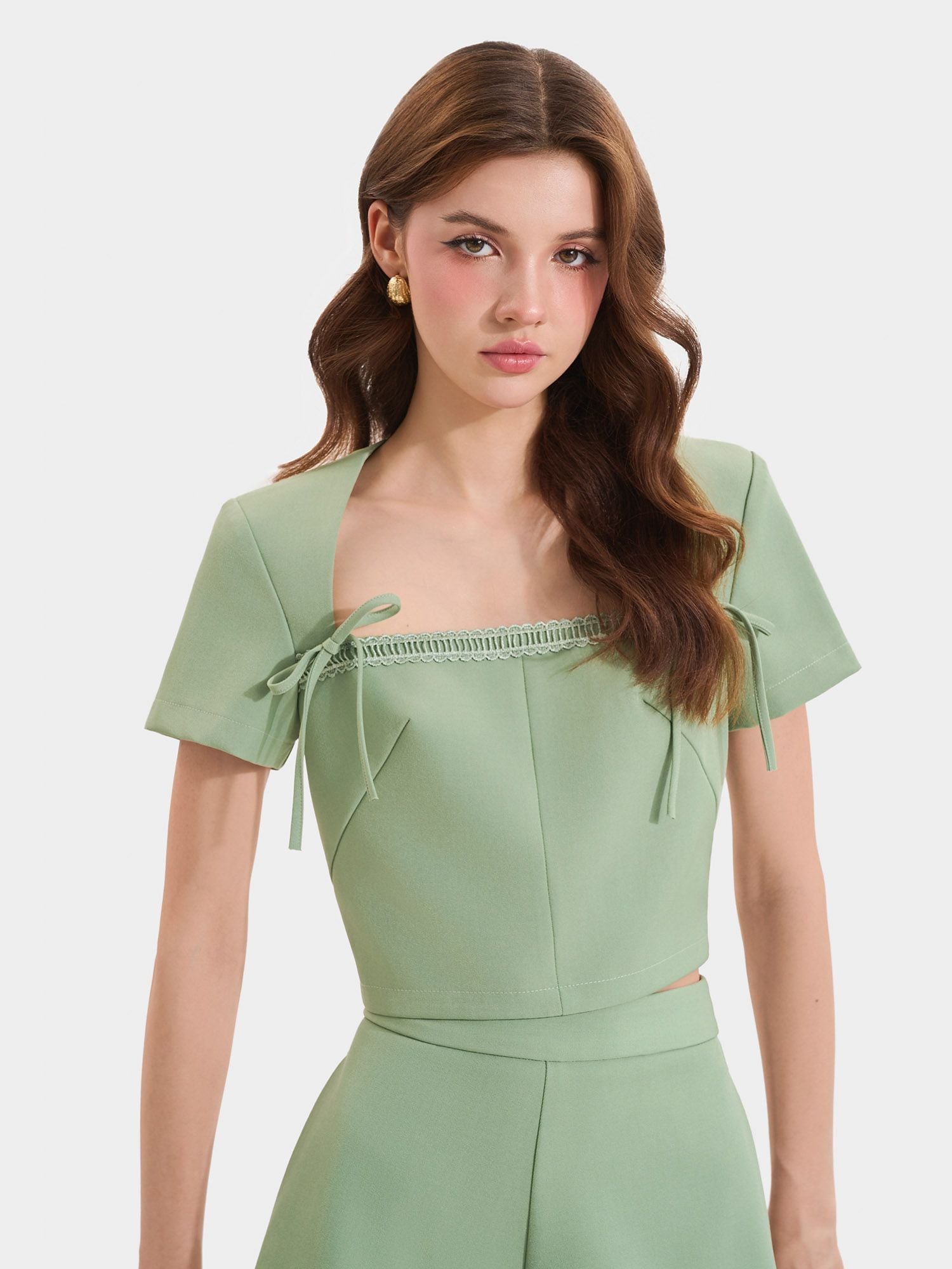  Áo croptop tay ngắn cổ vuông đính 2 nơ 