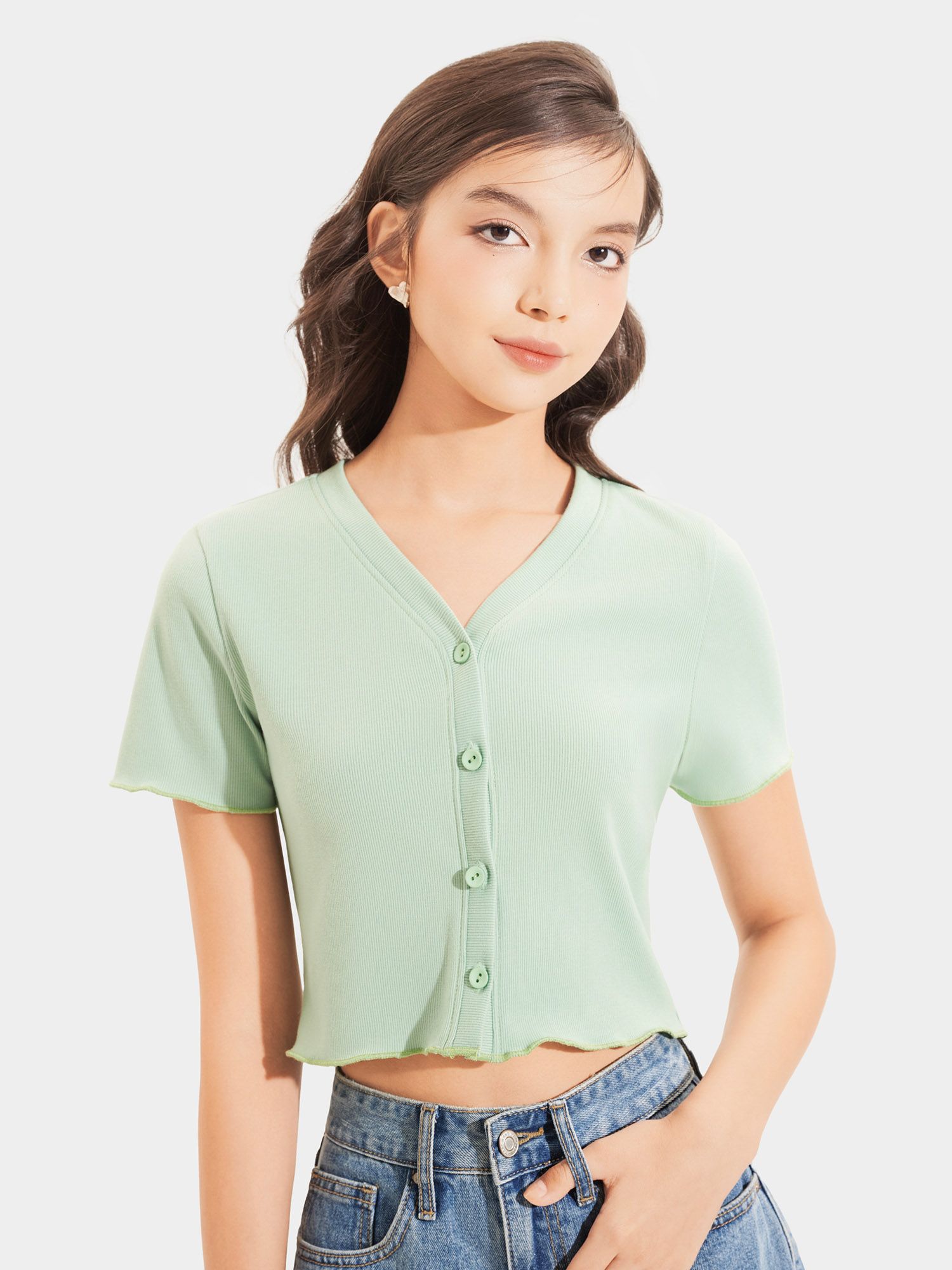  Áo thun crop tay ngắn cổ V cài nút 