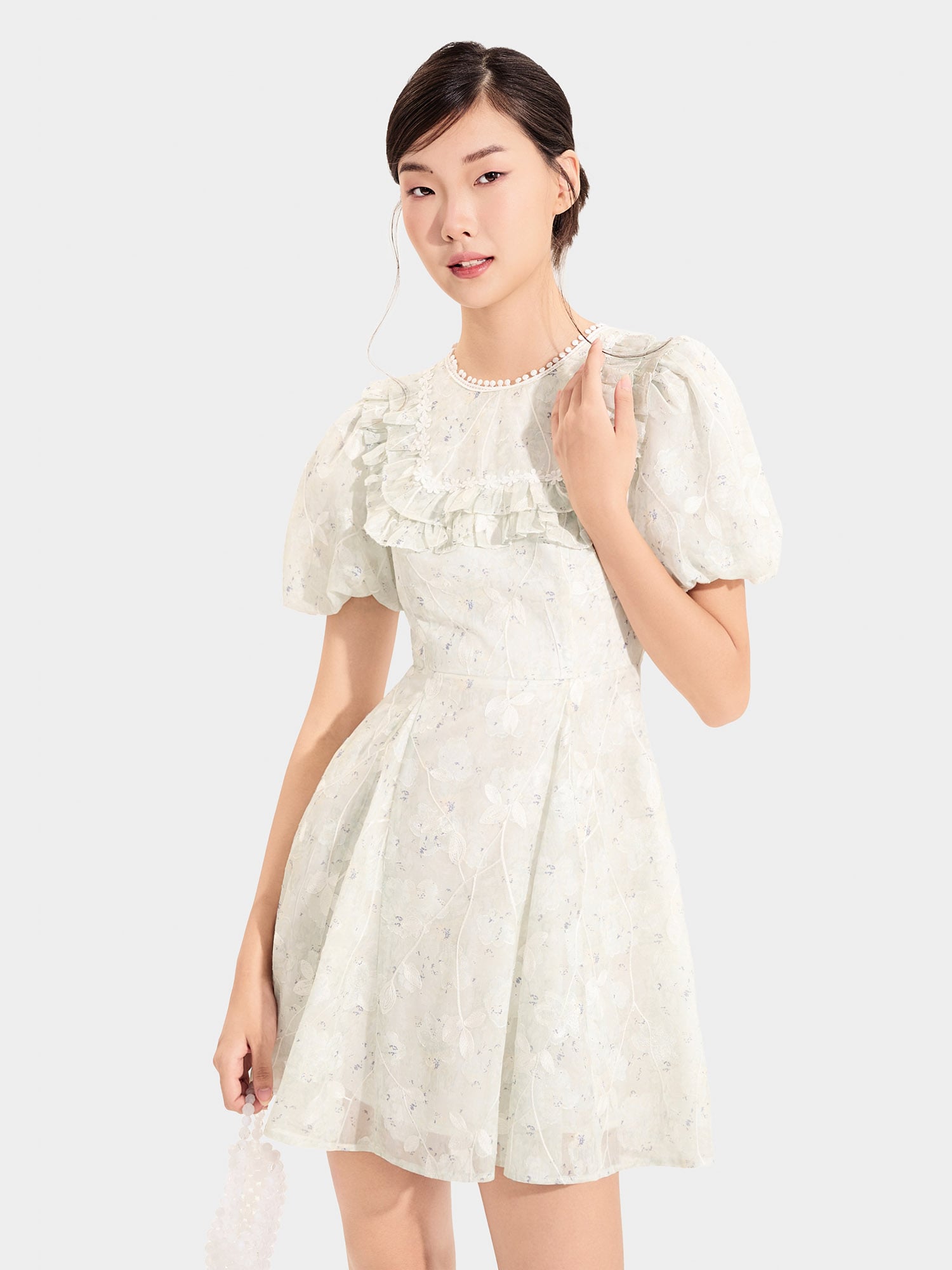 Đầm mini voan thêu hoa tay phồng cổ viền ren