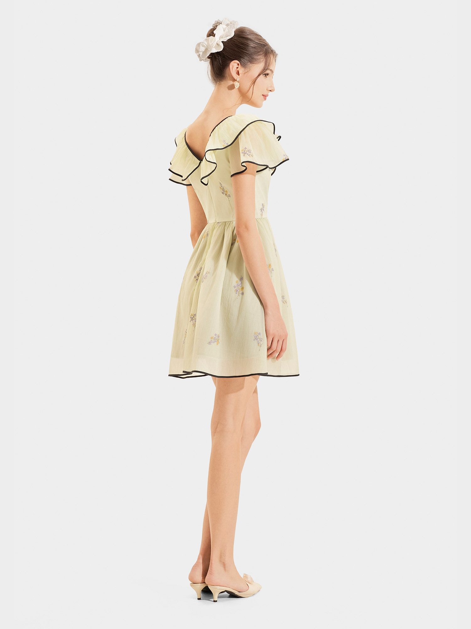  Đầm tơ thêu hoa tay cánh tiên cổ tim phối viền 