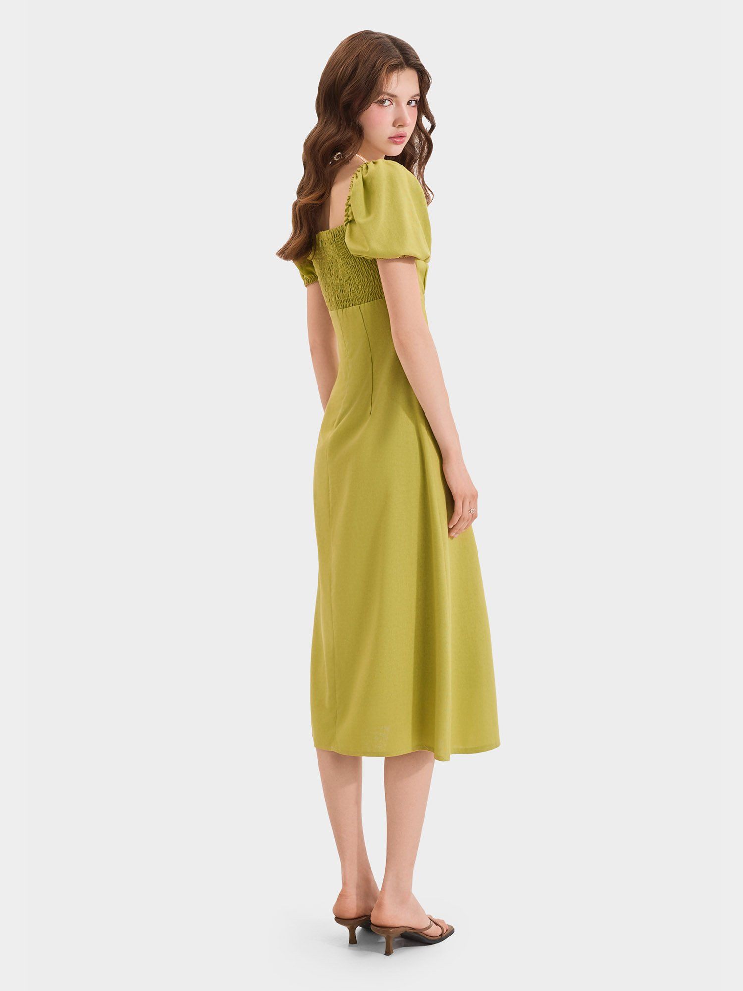  Đầm midi linen cổ vuông tay phồng smocking lưng 